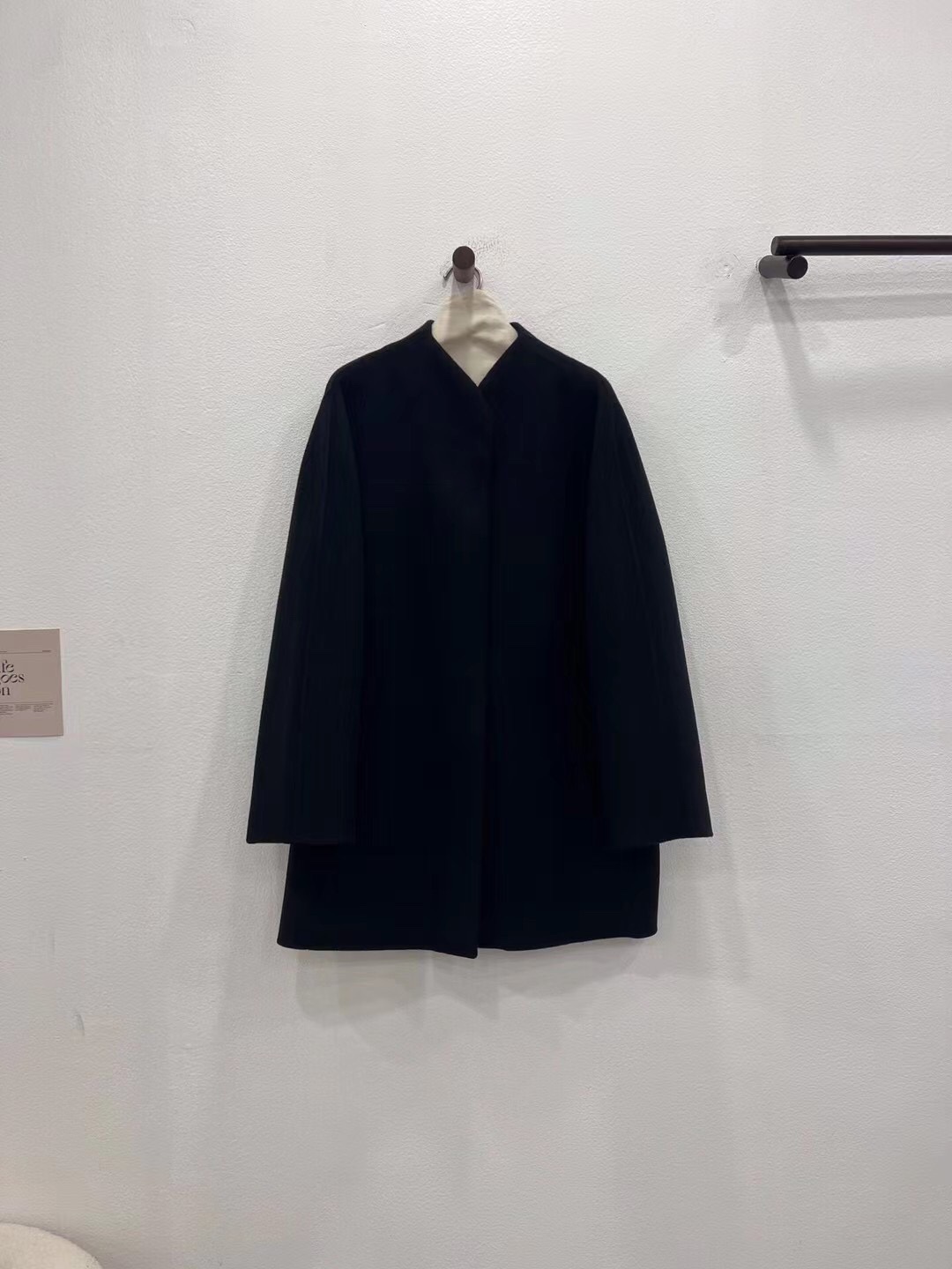 NO:637029,Autumn and winter new styles are online. 2025 heavy-weight baby cashmere coat. Elegant black details invite you to appreciate it. It is on sale simultaneously on the official website. The price is as high as 7W. It is made of Baby cashmere fabric. The texture is unique. It is truly light and warm. The short three-dimensional tailoring design makes the upper body more neat and capable. A low-key and sophisticated high-end custom coat, women's clothing,  19860909秋冬新款上线 2025年重磅小山羊绒大衣 典雅黑细节邀您鉴赏 官网同步在售 售价高达7W 选用Baby山羊绒面料 质感绝无仅有 真正的轻盈保暖 短款立体剪裁设计 上身更显利落干练 低调显内涵的一款高级定制大衣,女装, ,Women's clothing