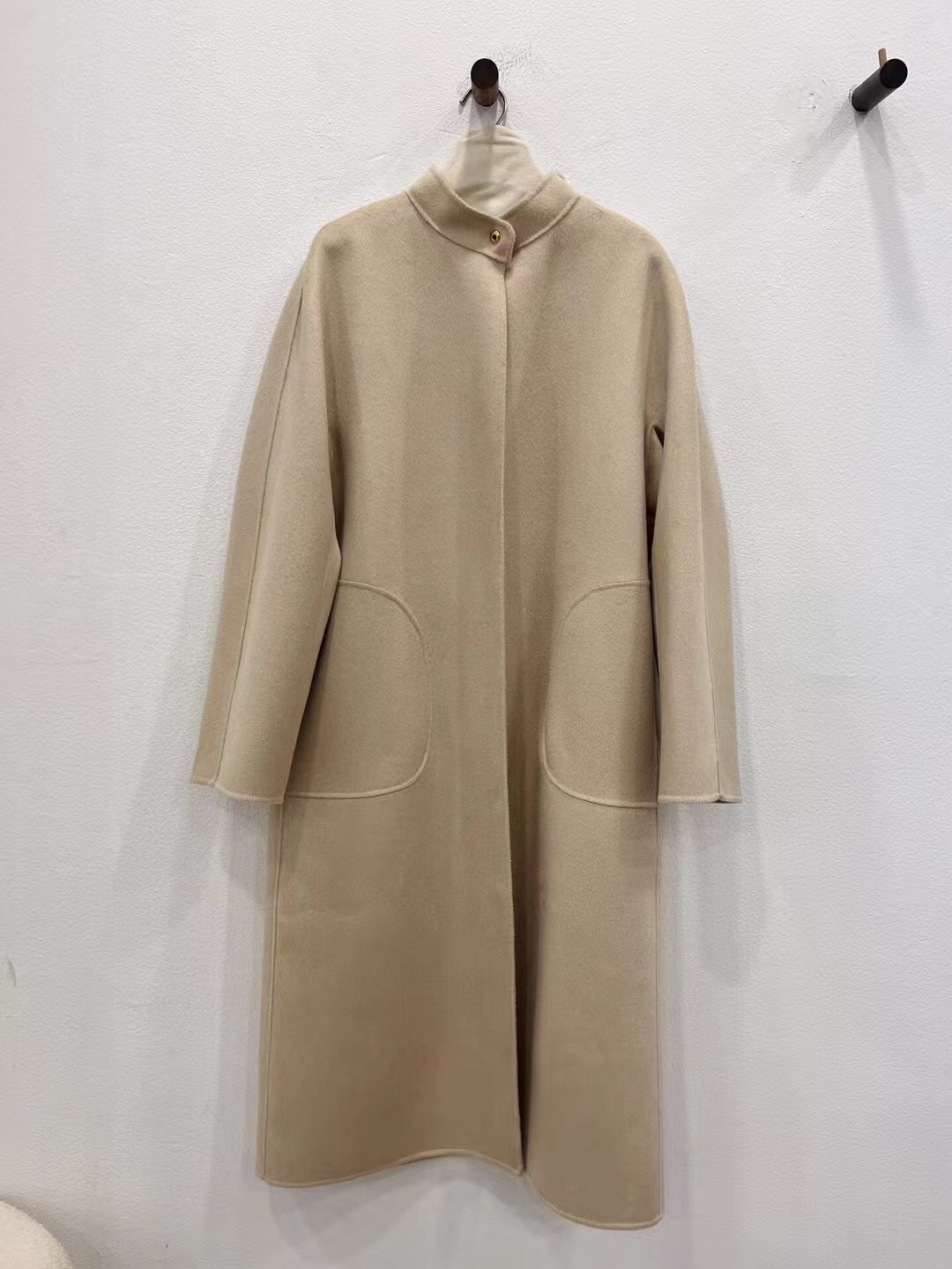 NO:636978,Autumn and winter new styles are online. The latest bathrobe cashmere coat [Oatmeal] invites you to appreciate the details. The official website price is 6W. It is made of cashmere fabric. Three-dimensional upper body tailoring. The version is extremely pure. The inner hemming pocket technology highlights the quality. Women's clothing, alexander wang19860909秋冬新款上线 年最新浴袍羊绒大衣【燕麦米】细节邀您鉴赏 官网售价6W 选用开司米山羊绒面料 立体上身剪裁 版型极其纯正 内里包边口袋工艺 彰显品质,女装,alexander wang,Women's clothing