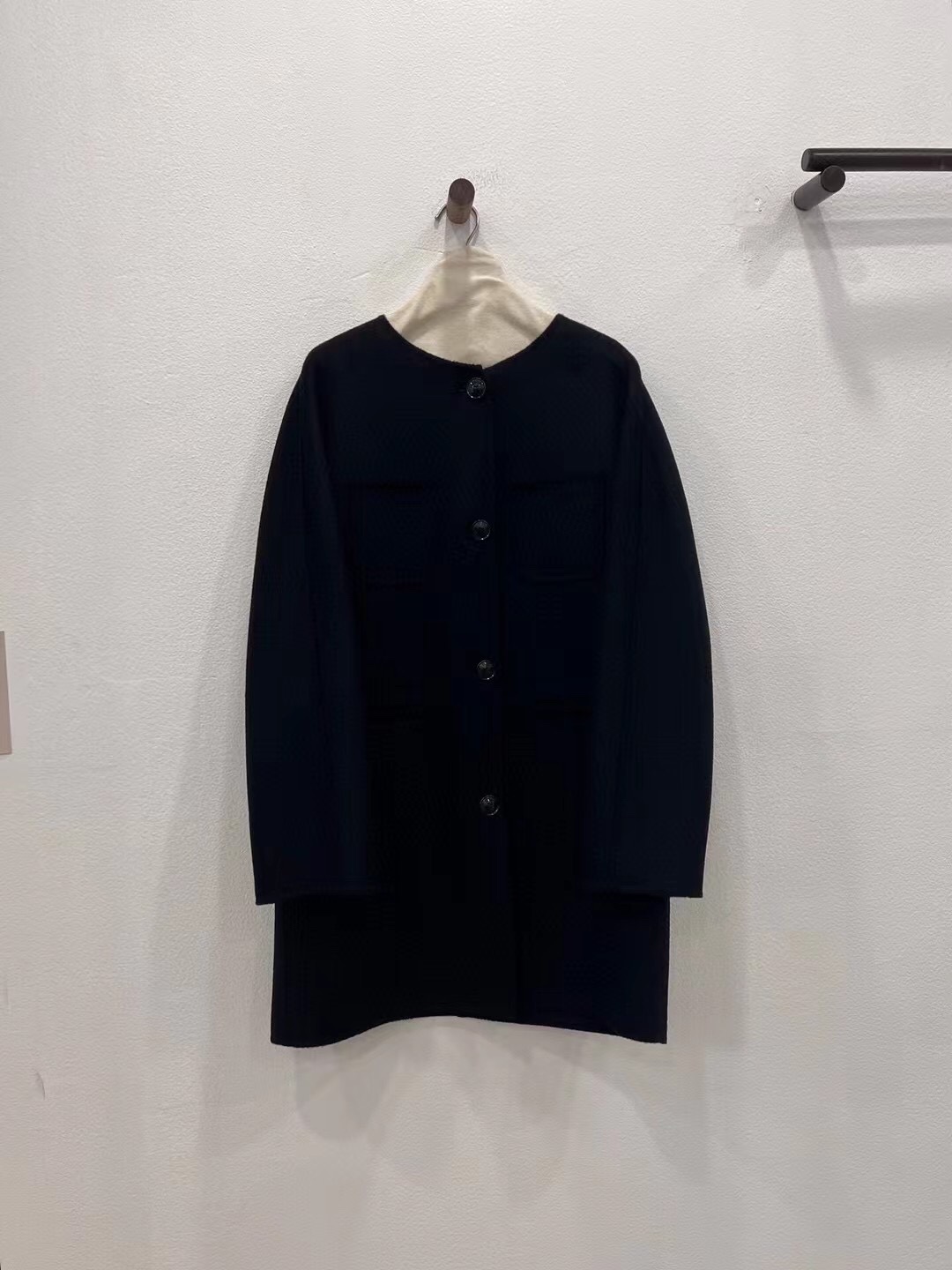 NO:637009,New autumn and winter round-neck workwear style water ripple cashmere short coat. Classic black details invite you to appreciate it. Cashmere cashmere is used for sable water ripple processing. The water ripples produced are flexible and changeable. The ripples refracted from different angles have different feelings. This is the real water ripple cashmere coat, Maxmara-Clothing, alexander wang19860909秋冬新款 圆领工装款水波纹羊绒短款大衣 经典黑细节邀您鉴赏 选用开司米山羊绒进行紫貂化水波纹工艺处理 出来的水波纹是灵活多变的 不同角度折射出来的波纹感都不一样 这才是真正的水波纹羊绒大衣,麦丝玛拉-服装,alexander wang,Women's clothing