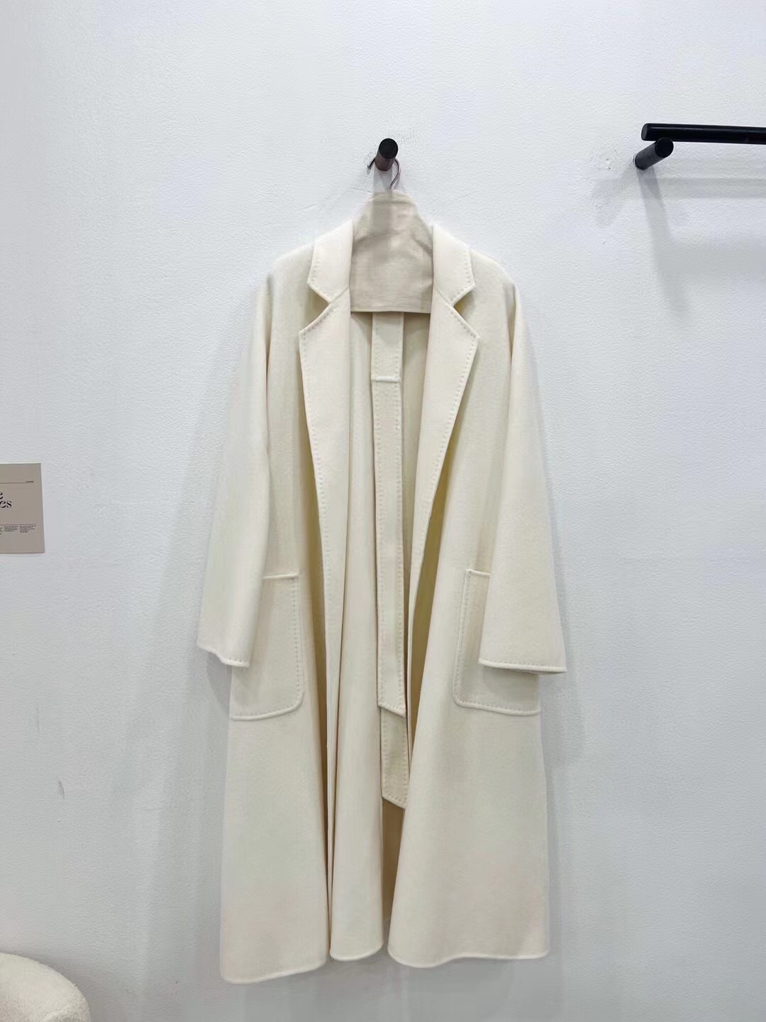 NO:637012,The new color of labbro for autumn and winter styles invites you to appreciate the pure white details. The white color is particularly special. It is made of baby cashmere fabric exclusively used by the royal family. It feels more delicate and smooth than baby skin. It has no lines. It has its own gloss. The color details are synchronized with the official website, Max Mara-Clothing, alexander wang19860909秋冬款式labbro新色 纯白色细节邀您鉴赏 白色 尤其特殊 选用是皇室专用的baby山羊绒面料 手感简直比婴儿肌肤还要细腻柔滑 无任何纹路 它自带光泽度 颜色细节同步官网,麦丝玛拉-服装,alexander wang,Women's clothing