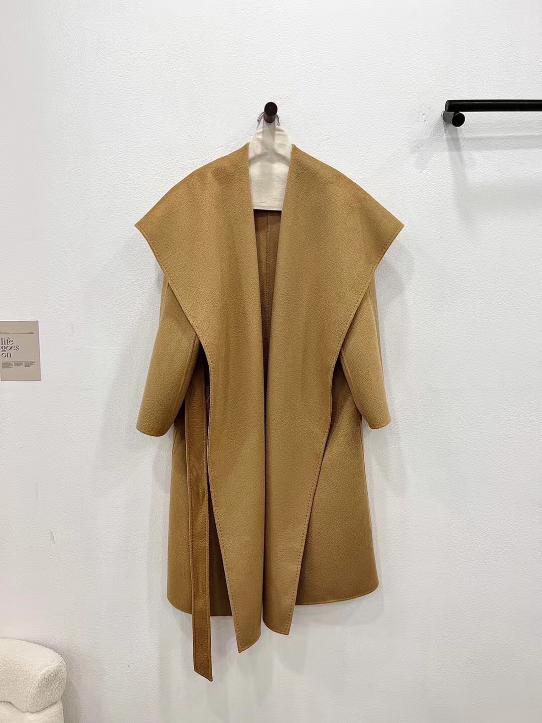 NO:636958,New autumn and winter style, the same style as the show, Rienza series large lapel water ripple cashmere coat. The large navy collar design makes the shoulders thinner and thinner. The cashmere fabric is made of sable water ripple technology. It feels soft and delicate. The ripple feeling is flexible. It is definitely not the shoddy forced ripple curve on the market. The poor quality will show low. Whoever wears it will be embarrassed, Maxmara-Clothing, alexander wang19860909秋冬新款 秀场同款 Rienza系列大翻领水波纹山羊绒大衣 大大的海军领的设计更显肩薄背瘦 选用紫貂化水波纹工艺的羊绒面料 手感柔软且细腻 波纹感是灵动性的 绝非市场上那种粗制滥造的强压波纹曲线 劣质显low 谁穿谁尴尬,麦丝玛拉-服装,alexander wang,Women's clothing