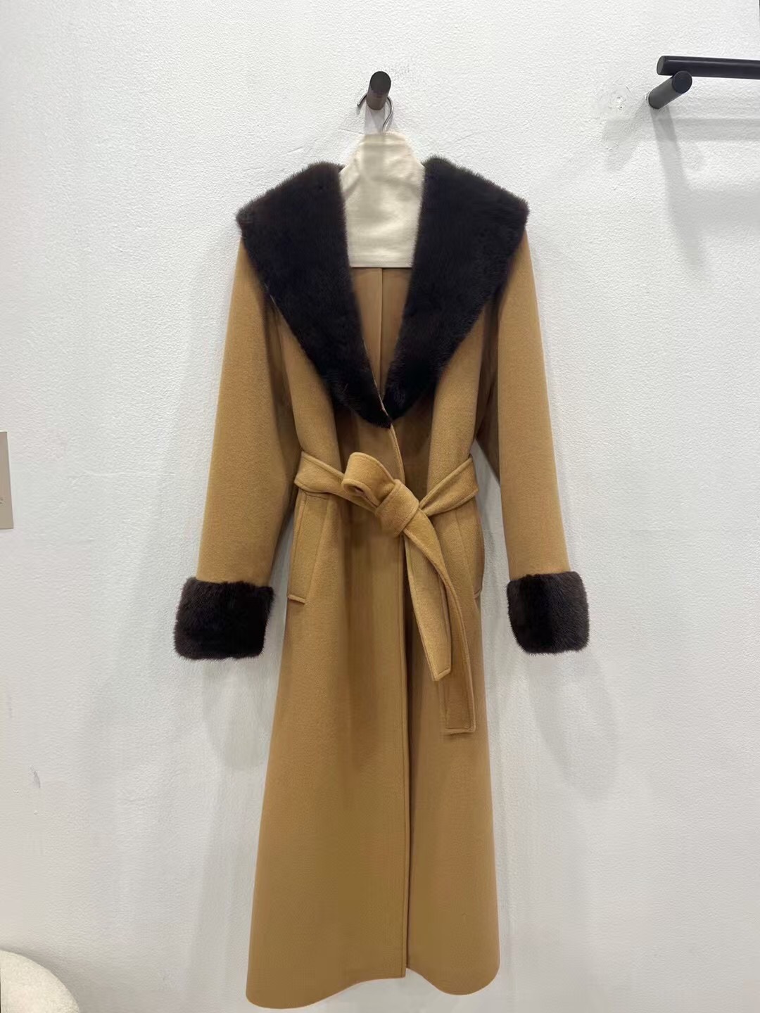 NO:636997,’ Autumn and winter show haute couture ready-to-wear. You are invited to appreciate the classic camel details. Imported Australian sheep wool fabrics are custom-dyed in the original camel color, which has its own luster. It is definitely not the yellow earth color on the market. The classic camel color with its own warmth is matched with a mink fur collar from the neck to the shoulders and a mink fur collar on the sleeves. It is full of luxury. Pay attention to the details. The original fur collar is not black, but reddish brown. The fur collar is as large as the shoulders instead of just covering the chest.  The fur collar of the cuffs can cover the palms. Feel free to compare. Don’t be afraid of contrast, Maxmara-Clothing, alexander wang19860909’ 秋冬秀场高定成衣 经典驼细节邀您鉴赏 选用进口澳洲绵羊毛面料定染原版驼色,自带光泽感,绝非市面上那些出来的黄土色 自带温度的经典驼色系搭配领口至肩膀的水貂毛领以及袖边水貂毛领,举手抬足尽是奢华 这里注意 细节 原版毛领不是黑色的 可是红褐色 毛领是大至肩膀的 而不是就盖住前胸一点就行了 袖口毛领是能盖住手掌的 随意对比 不怕对比,麦丝玛拉-服装,alexander wang,Women's clothing