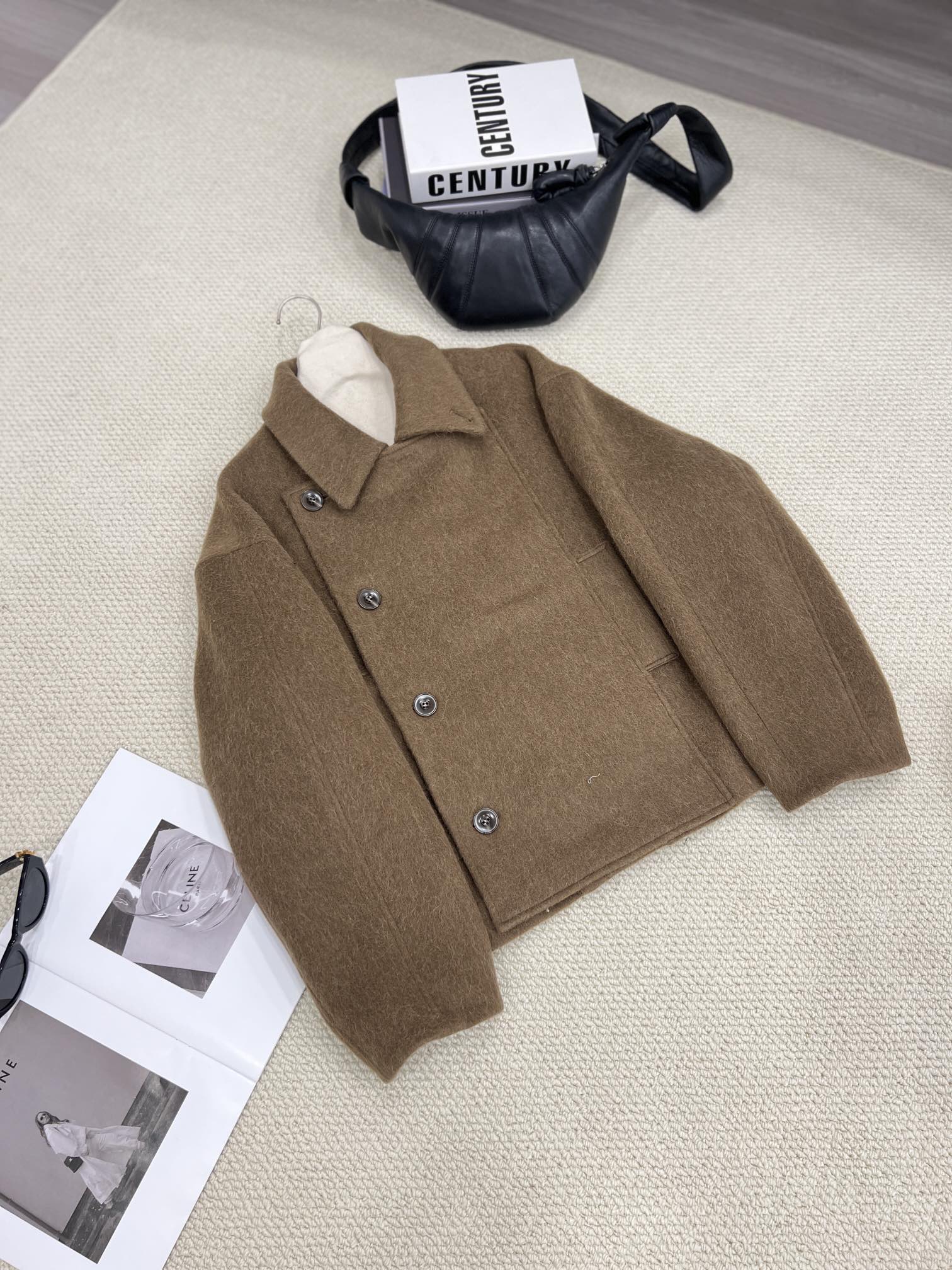 NO:636966,New autumn and winter coats are available. Tobacco brown details invite you to appreciate them. The official website is updated simultaneously. The official website price is as high as 1W. It uses a specific style of Suli fabric and has a niche feel. It feels comfortable and soft. The short three-dimensional tailoring design is not picky about body shape and can be easily controlled by small people. The unique belt combination makes it more personalized when worn, women's clothing, alexander wang19860909秋冬新款大衣上新 烟草棕细节邀您鉴赏 官网同步更新 官网售价高达1W 选用特定风格的苏力面料 更有小众感 手感舒适软和 短款的立体剪裁设计 不挑身形 小个子也能轻松驾驭 独特的腰带搭配 穿搭起来更有个性,女装,alexander wang,Women's clothing