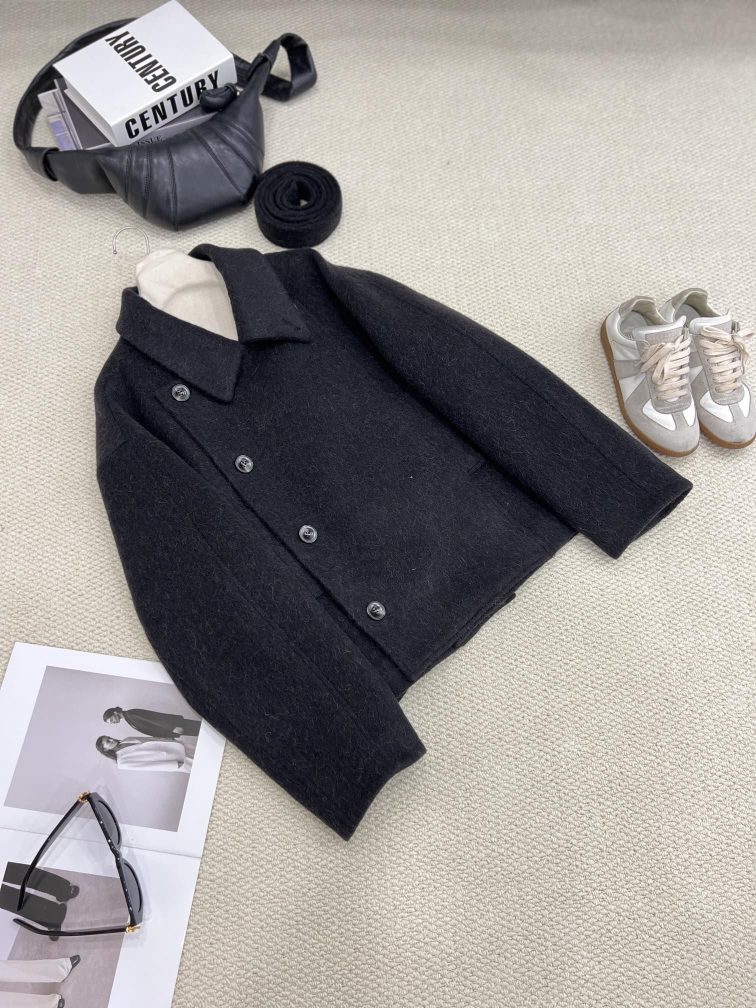 NO:636972,New autumn and winter coats are available. Classic black details invite you to appreciate them. The official website is updated simultaneously. The official website price is as high as 1W. It uses a specific style of Suli fabric and has a more niche feel. It feels comfortable and soft. The short three-dimensional tailoring design is not picky about body shape and can be easily controlled by small people. The unique belt combination makes it more personalized when worn, women's clothing, alexander wang19860909秋冬新款大衣上新 经典黑细节邀您鉴赏 官网同步更新 官网售价高达1W 选用特定风格的苏力面料 更有小众感 手感舒适软和 短款的立体剪裁设计 不挑身形 小个子也能轻松驾驭 独特的腰带搭配 穿搭起来更有个性,女装,alexander wang,Women's clothing