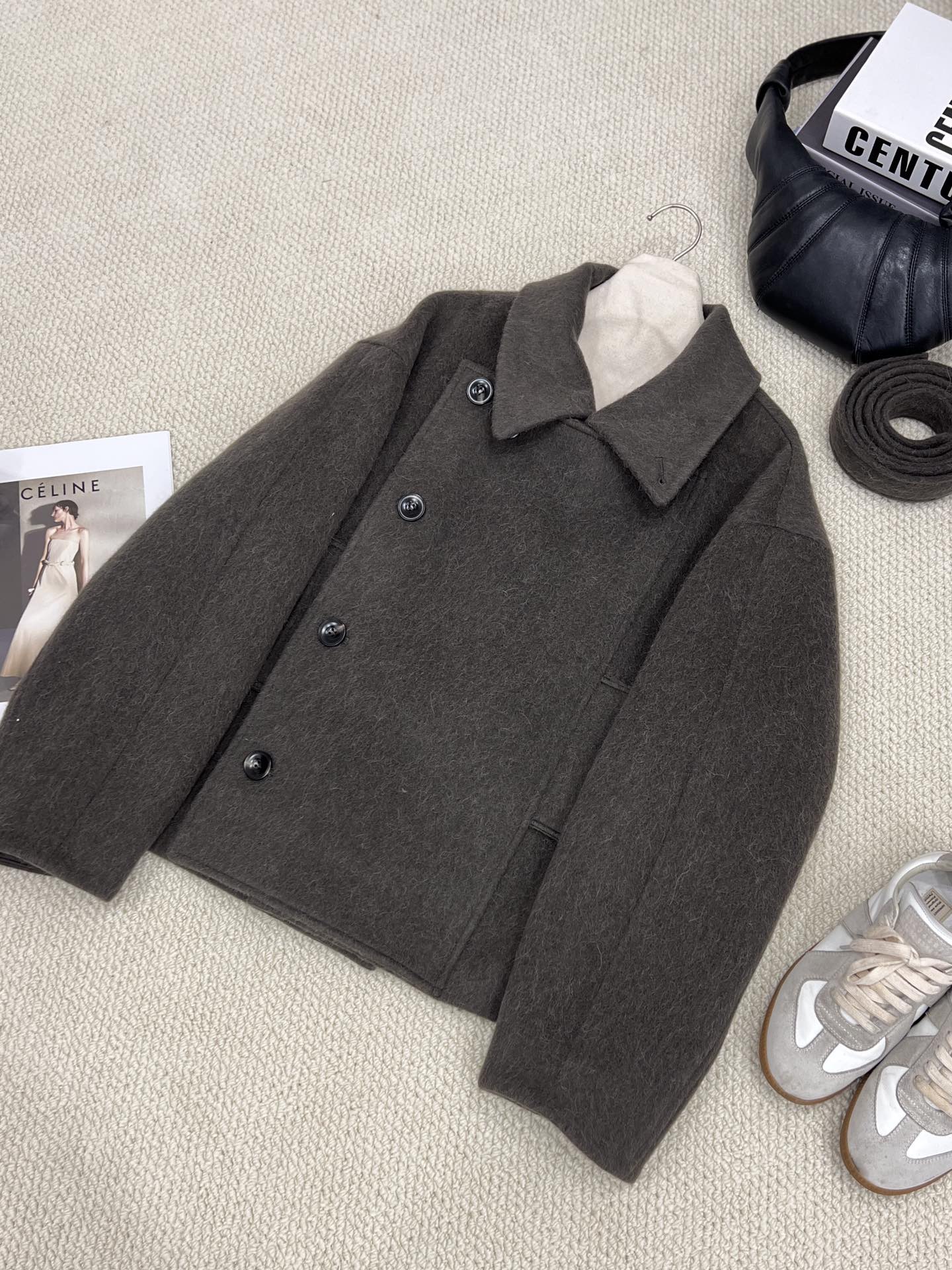 NO:636969,New autumn and winter coats are available. Gray green details invite you to appreciate them. The official website is updated simultaneously. The official website price is as high as 1W. It uses a specific style of Suli fabric and has a niche feel. It feels comfortable and soft. The short three-dimensional tailoring design is not picky about body shape and can be easily controlled by small people. The unique belt combination makes it more personalized when worn, women's clothing,  19860909秋冬新款大衣上新 灰绿色细节邀您鉴赏 官网同步更新 官网售价高达1W 选用特定风格的苏力面料 更有小众感 手感舒适软和 短款的立体剪裁设计 不挑身形 小个子也能轻松驾驭 独特的腰带搭配 穿搭起来更有个性,女装, ,Women's clothing