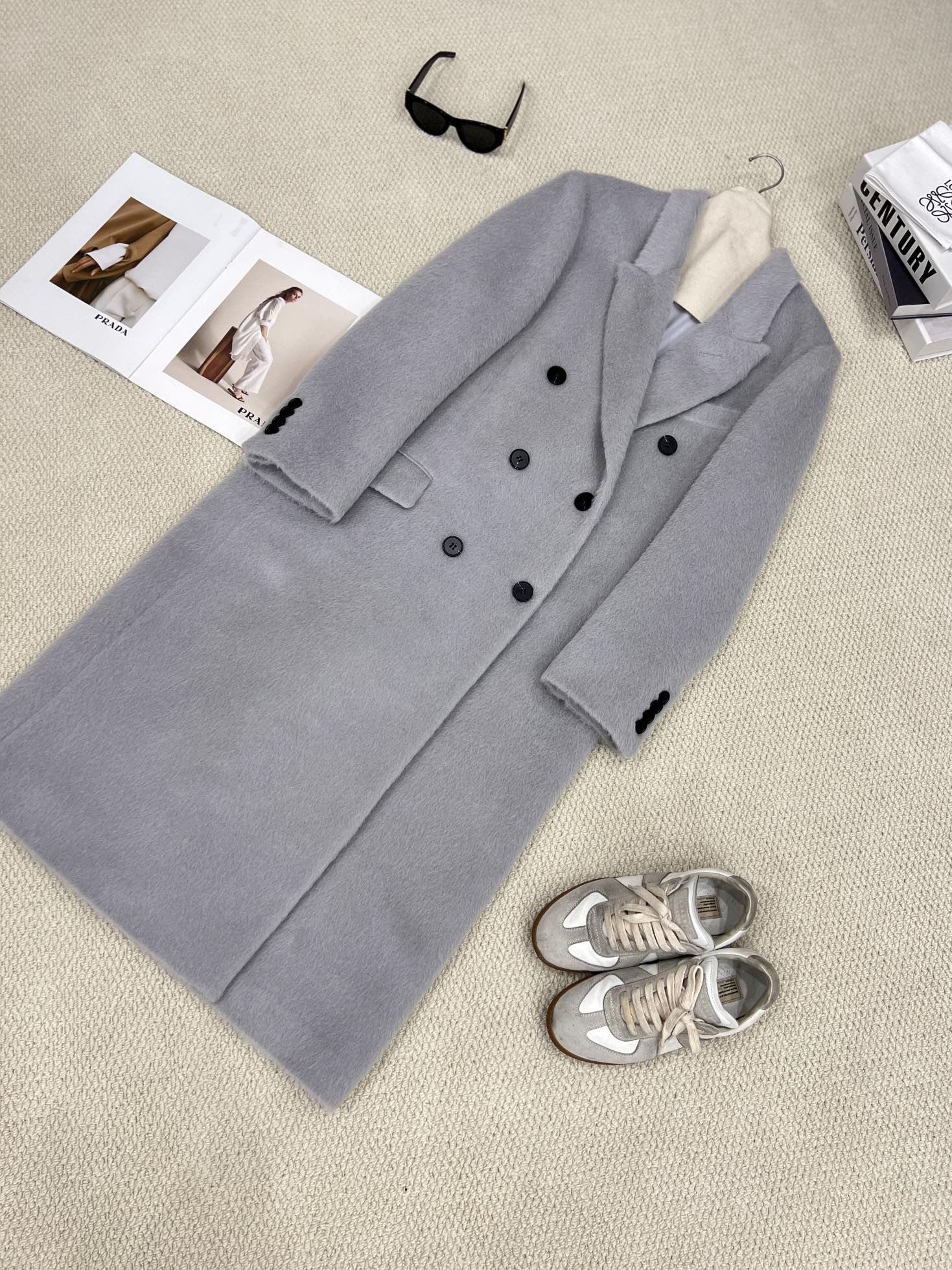 NO:636960,25 new autumn and winter haute couture ready-to-wear suit Suli long coat｜glacier gray details invite you to appreciate the world's top brands,,,,, etc., which often use fabrics containing alpaca hair. The unique fabric has a unique feel, has a plush feel, is light and warm, has good breathability, women's clothing, business suit, alexander wang1986090925秋冬新款高定成衣 西装苏力长款大衣｜冰川灰细节邀您鉴赏 选用世界顶级品牌、、、、等都会经常用到含羊驼毛的面料. 独特的面料所出来的独一份的手感 自带绒毛感 又轻又保暖 透气性佳,女装,business suit,alexander wang,Women's clothing