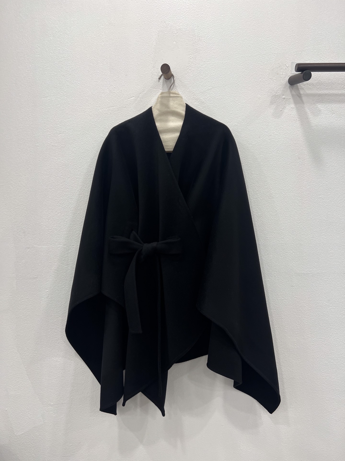 NO:636964,The new autumn and winter cape coats are new [high-end black] and you are invited to appreciate the details. It is made of high-count and high-density sheep wool fabric. The deconstructed splicing cape design is not flattering on the figure. The loose bat sleeve design has a casual drape effect. The warmth is infused with a unique design style, Maxmara-Clothing, alexander wang19860909秋冬新款斗篷大衣上新【高级黑】细节邀您鉴赏 选用高支高密绵羊毛面料 解构拼接斗篷设计感,不挑身材 宽松的蝙蝠袖设计,随性的垂坠效果 温暖中注入独有的设计格调,麦丝玛拉-服装,alexander wang,Women's clothing