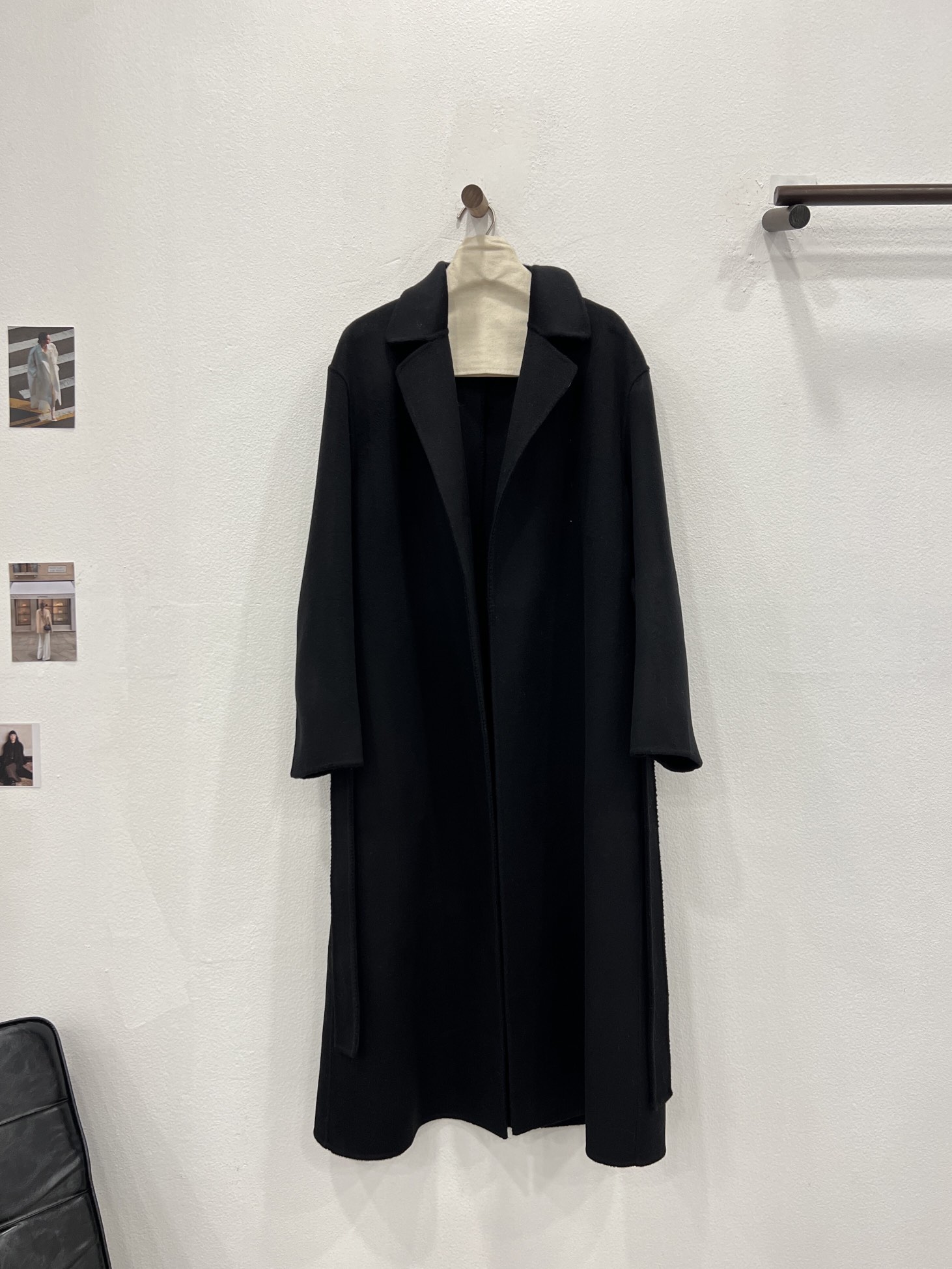 NO:636961,Autumn and winter new haute couture ready-to-wear. You are invited to appreciate the high-grade black details. The official website is on sale at the same time. The price is up to 2w. It is made of imported cashmere and Australian sheep wool fabrics. It feels soft and delicate against the skin. It adopts a minimalist bathrobe design style. It has a simple and high-end sense from the inside to the outside. Women's clothing, alexander wang19860909秋冬新款高定成衣 高级黑细节邀您鉴赏 官网同步在售 售价高达2w 选用进口开司米山羊绒与澳洲绵羊毛面料混纺合成 手感柔软细腻贴肤 采用极简的浴袍设计风格 从里到外透着一种简约高级感,女装,alexander wang,Women's clothing