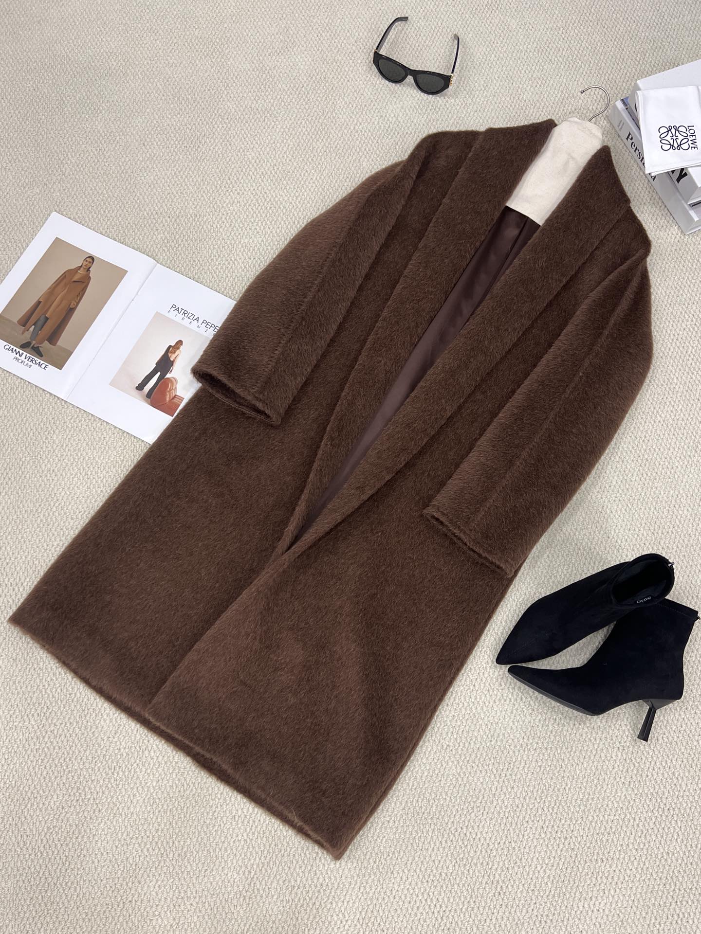 NO:637064,Autumn and winter haute couture ready-to-wear large lapel bathrobe coat invites you to appreciate the cocoa brown details. The world's top brands, , , , , etc. are often used to fabrics containing alpaca hair. The unique fabric has a unique feel. It has a plush feel. It is light and warm. It has good breathability. One-piece smooth tailoring design. The naturally stretched deep V line shows the overall slender temperament. Women's clothing, alexander wang19860909秋冬高定成衣 大翻领浴袍大衣 可可棕细节邀您鉴赏 选用世界顶级品牌、、、、等都会经常用到含羊驼毛的面料. 独特的面料所出来的独一份的手感 自带绒毛感 又轻又保暖 透气性佳 一体成型流畅的剪裁设计 自然拉开的深V线条 更显整体修长气质,女装,alexander wang,Women's clothing