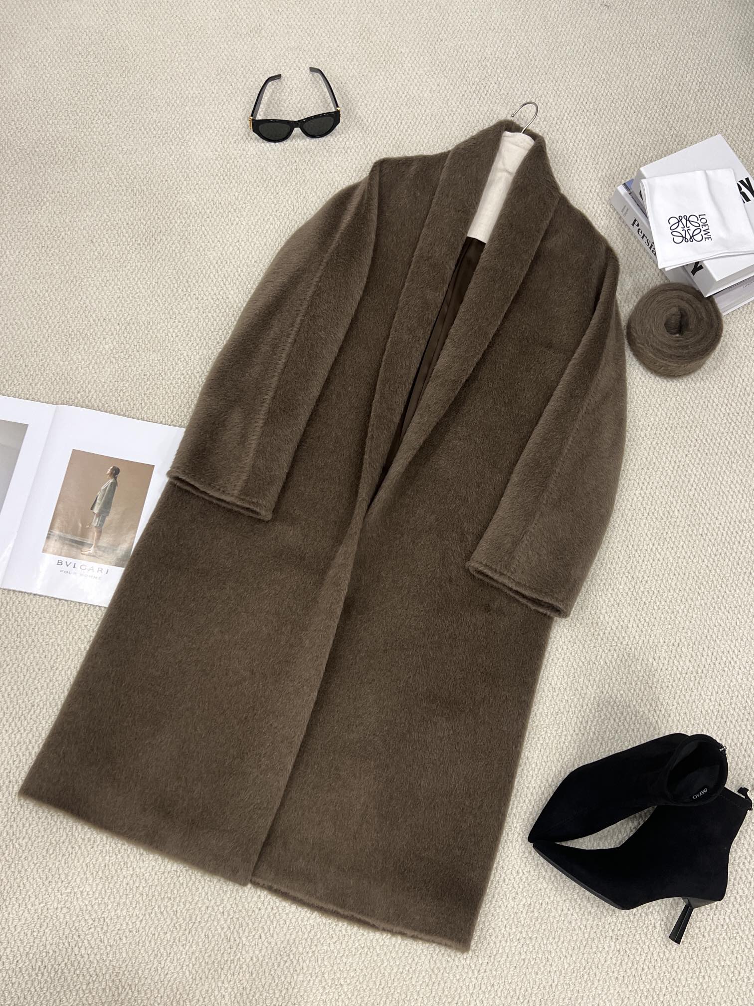 NO:637067,Autumn and winter haute couture ready-to-wear, large lapel bathrobe coat, fruitwood brown details invite you to appreciate. The world's top brands, ,,,, etc. are often used in fabrics containing alpaca hair. The unique fabric has a unique feel. It has a plush feel. It is light and warm. It has good breathability. One-piece smooth tailoring design. The naturally opened deep V line shows the overall slender temperament. Women's clothing, alexander wang19860909秋冬高定成衣 大翻领浴袍大衣 果木棕细节邀您鉴赏 选用世界顶级品牌、、、、等都会经常用到含羊驼毛的面料. 独特的面料所出来的独一份的手感 自带绒毛感 又轻又保暖 透气性佳 一体成型流畅的剪裁设计 自然拉开的深V线条 更显整体修长气质,女装,alexander wang,Women's clothing