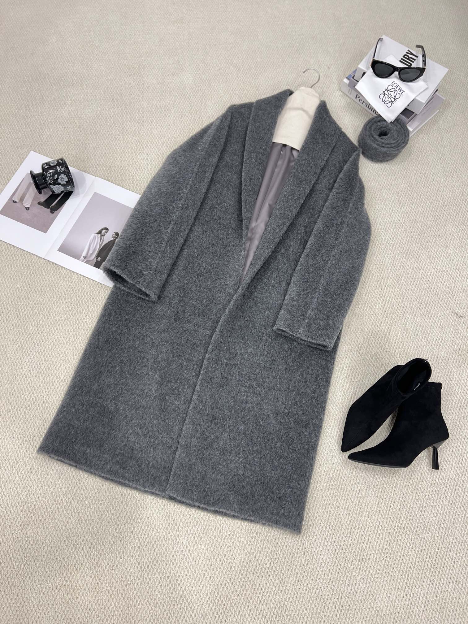 NO:637070,Autumn and winter haute couture ready-to-wear large lapel bathrobe coat. You are invited to appreciate the dark space gray details. The world's top brands, , , , , etc. are often used to use fabrics containing alpaca hair. The unique fabric has a unique feel. It has a plush feel. It is light and warm. It has good breathability. One-piece smooth tailoring design. The naturally stretched deep V line shows the overall slender temperament. Women's clothing, alexander wang19860909秋冬高定成衣 大翻领浴袍大衣 深空灰细节邀您鉴赏 选用世界顶级品牌、、、、等都会经常用到含羊驼毛的面料. 独特的面料所出来的独一份的手感 自带绒毛感 又轻又保暖 透气性佳 一体成型流畅的剪裁设计 自然拉开的深V线条 更显整体修长气质,女装,alexander wang,Women's clothing