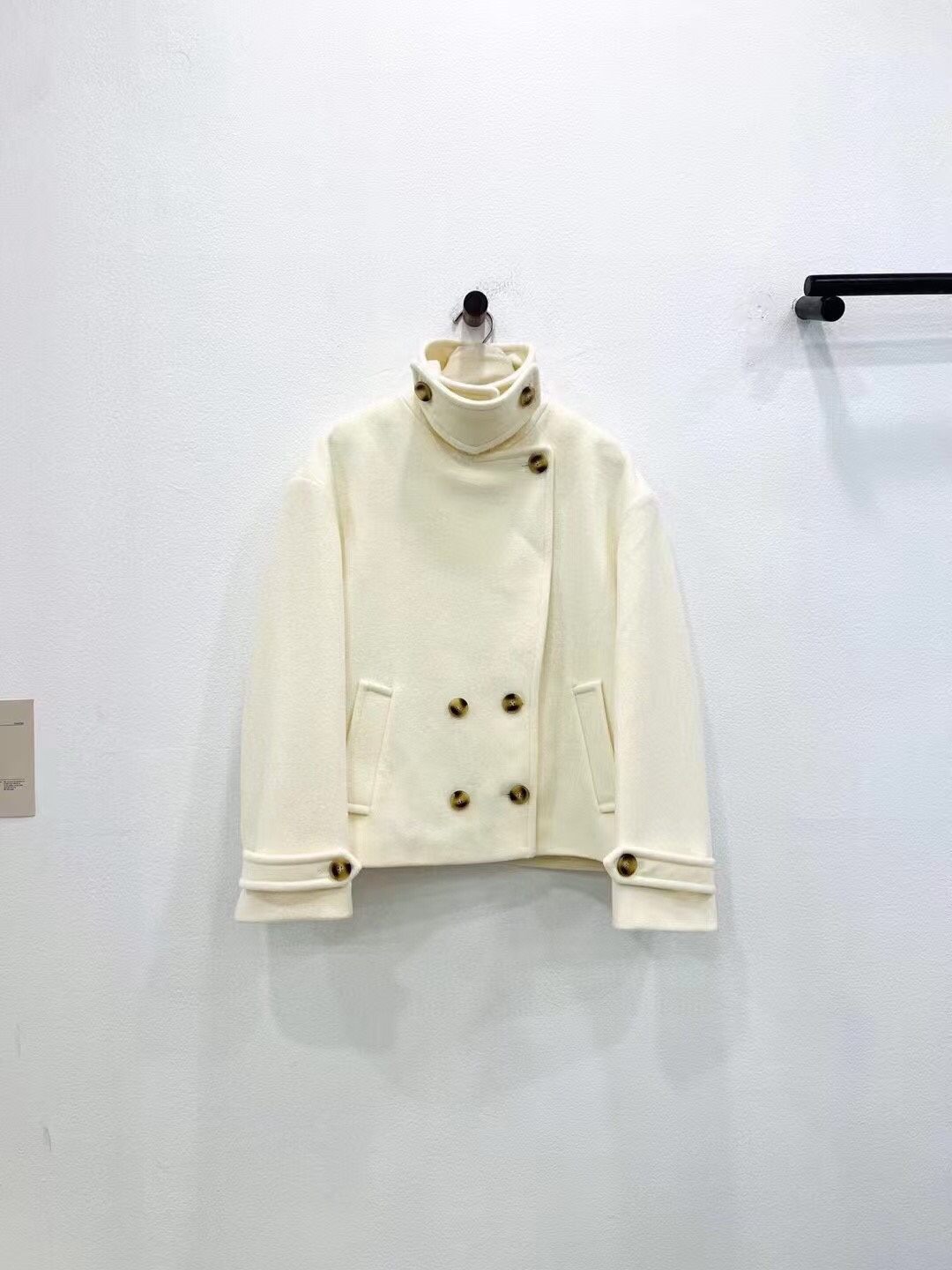 NO:637060,New autumn and winter new styles. Cream white details invite you to appreciate. Short coat with detachable scarf. On sale at the same time on the official website. 2W+. Made of imported Australian virgin sheep wool fabric, which is more comfortable and warmer. The scarf design is more wearable in autumn and winter. It allows the neck to feel the warm temperature in winter. The short design is more crisp and neat on the upper body. It doesn’t matter your height~, women’s clothing, alexander wang19860909秋冬新款上新 奶油白细节邀您鉴赏 围脖可拆卸短款大衣 官网同步在售 2W+ 选用进口澳洲初剪绵羊毛面料贴身更舒服更温暖 围脖设计在秋冬实穿性更高 让冬天脖颈也能感受温暖温度 短款的设计上身更干脆利落 不挑身高～,女装,alexander wang,Women's clothing