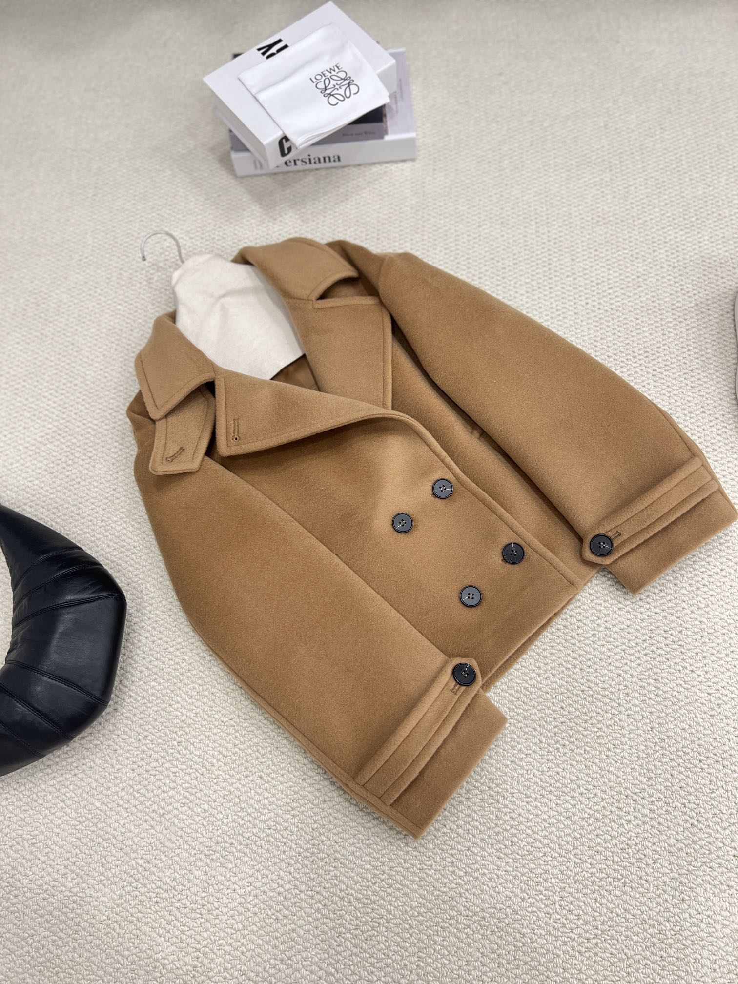 NO:637069,New autumn and winter new style, detachable short coat with scarf, now on sale on the official website. 2W+. Made of imported Australian virgin sheep wool fabric, which is more comfortable and warmer. The scarf design is more wearable in autumn and winter, allowing the neck to feel the warmth in winter. The short design makes the upper body more crisp and neat. It doesn’t matter your height~, women’s clothing, alexander wang19860909秋冬新款上新 围脖可拆卸短款大衣 官网同步在售 2W+ 选用进口澳洲初剪绵羊毛面料贴身更舒服更温暖 围脖设计在秋冬实穿性更高 让冬天脖颈也能感受温暖温度 短款的设计上身更干脆利落 不挑身高～,女装,alexander wang,Women's clothing