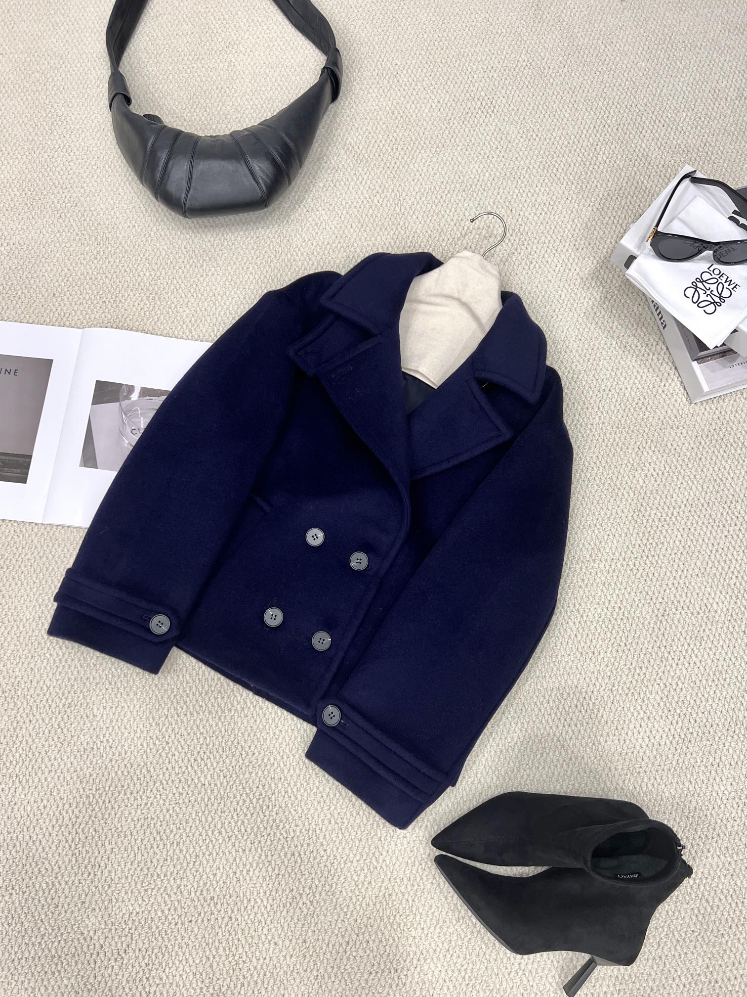 NO:637063,New autumn and winter new styles, short coat with detachable scarf. Midnight blue details invite you to appreciate it. It is on sale simultaneously on the official website. 2W+ is made of imported Australian virgin sheep wool fabric, which is more comfortable and warmer. The scarf design is more wearable in autumn and winter, allowing the neck to feel the warmth in winter. The short design makes the upper body more crisp and neat. It does not matter your height ~, women's clothing, alexander wang19860909秋冬新款上新 围脖可拆卸短款大衣 午夜蓝细节邀您鉴赏 官网同步在售 2W+ 选用进口澳洲初剪绵羊毛面料贴身更舒服更温暖 围脖设计在秋冬实穿性更高 让冬天脖颈也能感受温暖温度 短款的设计上身更干脆利落 不挑身高～,女装,alexander wang,Women's clothing