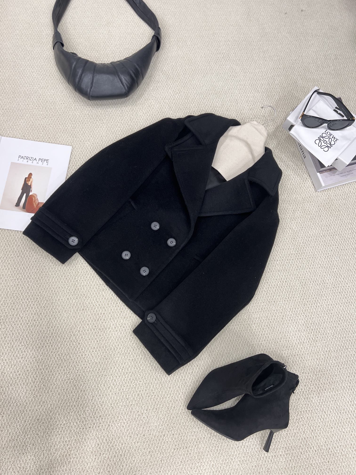 NO:637066,New autumn and winter new style. Short coat with detachable scarf. Cool black details invite you to appreciate it. It is on sale simultaneously on the official website. 2W+ is made of imported Australian virgin sheep wool fabric, which is more comfortable and warmer. The scarf design is more wearable in autumn and winter, allowing the neck to feel the warmth in winter. The short design makes the upper body more crisp and neat. It does not matter your height ~, women's clothing, alexander wang19860909秋冬新款上新 围脖可拆卸短款大衣 酷黑色细节邀您鉴赏 官网同步在售 2W+ 选用进口澳洲初剪绵羊毛面料贴身更舒服更温暖 围脖设计在秋冬实穿性更高 让冬天脖颈也能感受温暖温度 短款的设计上身更干脆利落 不挑身高～,女装,alexander wang,Women's clothing