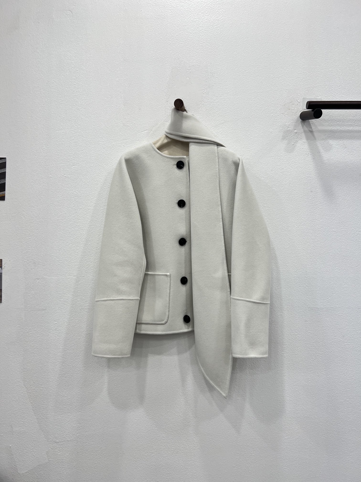 NO:636981,Autumn and winter new styles are online. The latest cashmere scarf two-wear short coat in 2025. You are invited to appreciate the cool white details. The official website is updated simultaneously and is on sale. The price is as high as 5W. Made of imported cashmere and Australian sheep wool blended fabrics. Simple short round neck design. Paired with a detachable scarf. Two-wear. Unlock more possibilities. Effortlessly fashionable and relaxed, women's clothing, alexander wang19860909秋冬新款上线 2025年最新羊绒围巾两穿短款大衣 冷白色细节邀您鉴赏 官网同步更新在售 售价高达5W 选用进口开司米羊绒与澳洲绵羊毛混纺面料 简约的短款圆领设计 搭配拆卸围巾 一衣两穿 解锁更多可能性 轻松时髦松弛感,女装,alexander wang,Women's clothing