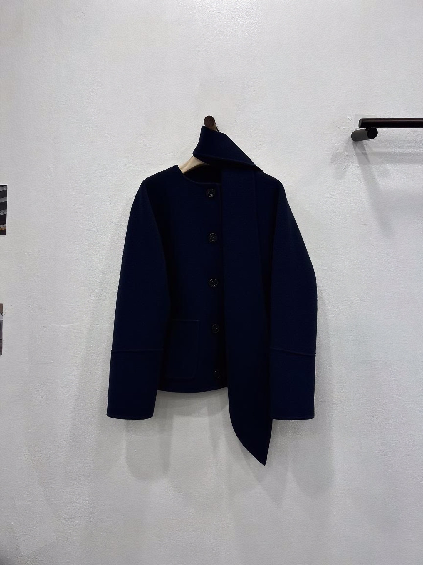 NO:636955,Autumn and winter new styles are online. The latest cashmere scarf two-wear short coat in 2025. You are invited to appreciate the midnight blue details. The official website is updated simultaneously and is on sale. The price is as high as 5W. Made of imported cashmere and Australian sheep wool blended fabrics. Simple short round neck design. Paired with a detachable scarf. Two-wear. Unlock more possibilities. Effortlessly fashionable and relaxed, women's clothing, alexander wang19860909秋冬新款上线 2025年最新羊绒围巾两穿短款大衣 午夜蓝细节邀您鉴赏 官网同步更新在售 售价高达5W 选用进口开司米羊绒与澳洲绵羊毛混纺面料 简约的短款圆领设计 搭配拆卸围巾 一衣两穿 解锁更多可能性 轻松时髦松弛感,女装,alexander wang,Women's clothing