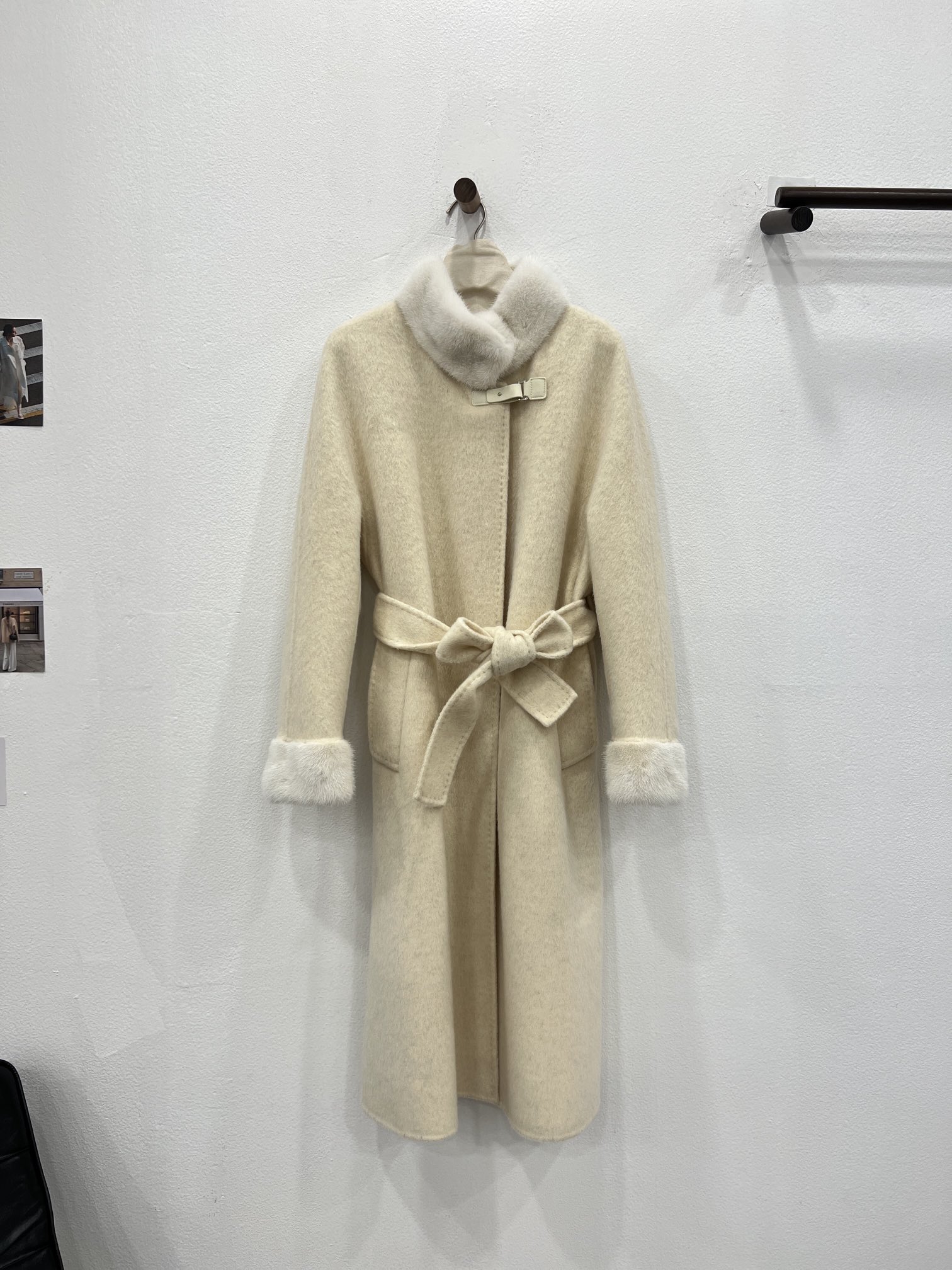 NO:637003,The new autumn and winter mink fur collar coat with collar and sleeves invites you to appreciate the white jade details. It is made of imported Australian ultra-fine high-woven wool fabric. It feels soft and waxy against the skin. It has its own temperature to protect your body temperature. The high-neck mink fur collar protects the neck in winter. The sheepskin buckle decoration under the collar is both functional and long. Slightly loose fit. Integrated raglan sleeve tailoring.  Buckleless lace-up design at the waist, one belt allows you to wear it as you like, women's clothing, sheepskin,  19860909秋冬新款领口袖口水貂毛领大衣 白玉色细节邀您鉴赏 选用进口澳洲极细高织羊毛面料 手感软糯贴肤 自带温度守护你的体温 高领水貂毛领 冬日下呵护脖颈 领口下搭配羊皮扣装饰点缀兼具功能性 长款微宽松版型 一体式连肩袖剪裁 腰间无扣式系带设计,一根腰带随心穿搭,女装,sheepskin, ,Women's clothing