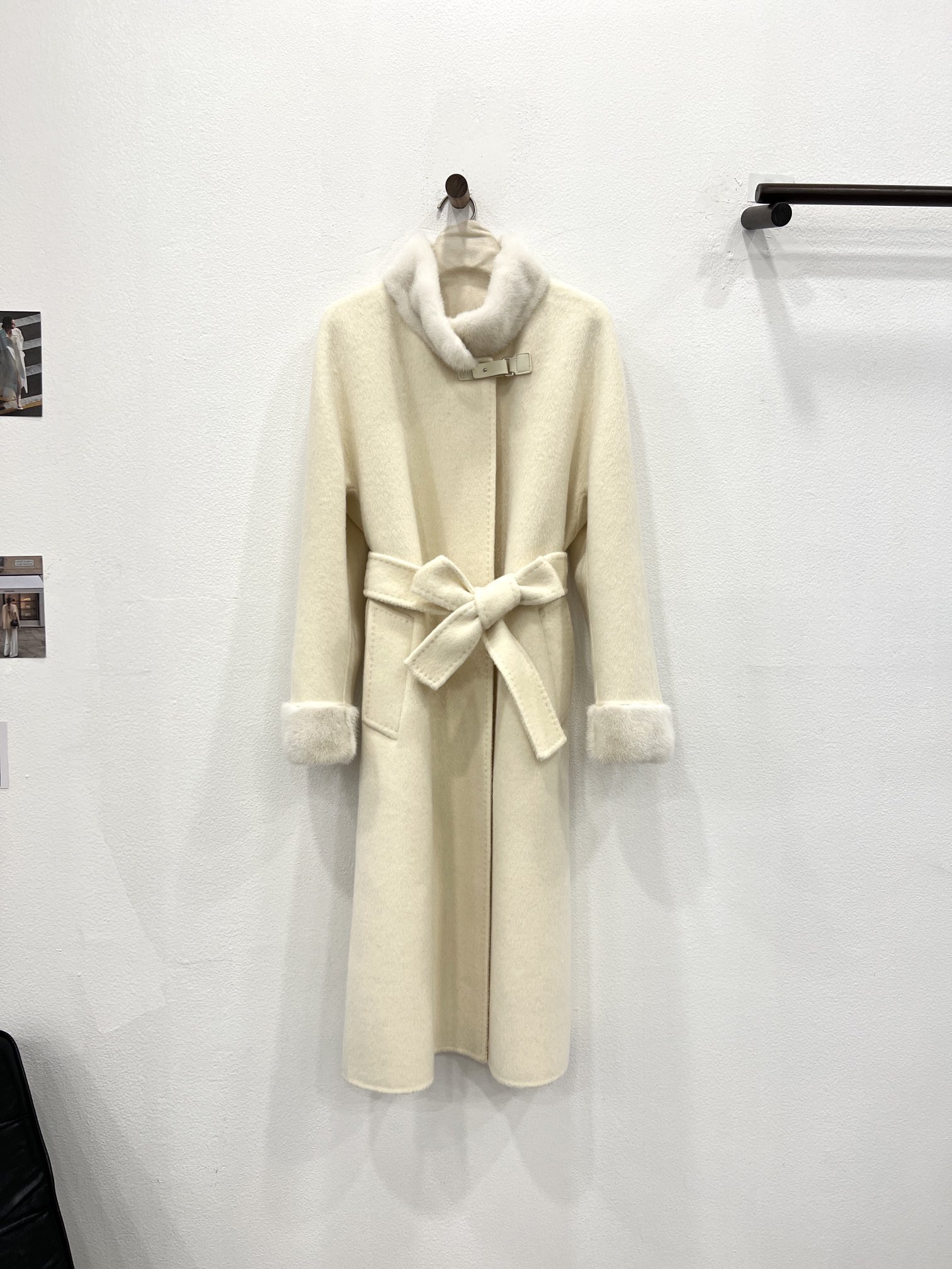 NO:636999,Autumn and winter new mink fur collar coat with collar and sleeves. Milky white details invite you to appreciate it. Made of imported Australian ultra-fine high-knit wool fabric. It feels soft and waxy against the skin. It has its own temperature to protect your body temperature. High-neck mink fur collar protects the neck in winter. Sheepskin buckle decoration under the collar is both functional and long. Slightly loose fit. Integrated raglan sleeve tailoring.  Buckleless lace-up design at the waist, one belt allows you to wear it as you like, women's clothing, sheepskin, alexander wang19860909秋冬新款领口袖口水貂毛领大衣 奶白色细节邀您鉴赏 选用进口澳洲极细高织羊毛面料 手感软糯贴肤 自带温度守护你的体温 高领水貂毛领 冬日下呵护脖颈 领口下搭配羊皮扣装饰点缀兼具功能性 长款微宽松版型 一体式连肩袖剪裁 腰间无扣式系带设计,一根腰带随心穿搭,女装,sheepskin,alexander wang,Women's clothing