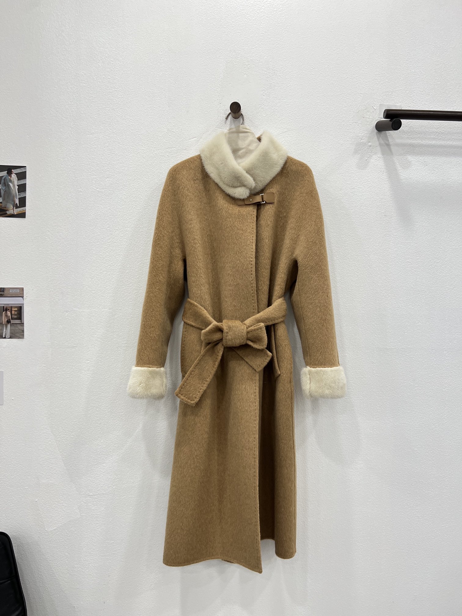 NO:637001,The new autumn and winter mink fur collar coat with collar and sleeves invites you to appreciate the classic camel details. It is made of imported Australian ultra-fine high-woven wool fabric. It feels soft and waxy against the skin. It has its own temperature to protect your body temperature. The high-neck mink fur collar protects the neck in winter. The sheepskin buckle decoration under the collar is both functional and long. Slightly loose fit. Integrated raglan sleeve tailoring.  Buckleless lace-up design at the waist, one belt allows you to wear it as you like, women's clothing, sheepskin, alexander wang19860909秋冬新款领口袖口水貂毛领大衣 经典驼细节邀您鉴赏 选用进口澳洲极细高织羊毛面料 手感软糯贴肤 自带温度守护你的体温 高领水貂毛领 冬日下呵护脖颈 领口下搭配羊皮扣装饰点缀兼具功能性 长款微宽松版型 一体式连肩袖剪裁 腰间无扣式系带设计,一根腰带随心穿搭,女装,sheepskin,alexander wang,Women's clothing