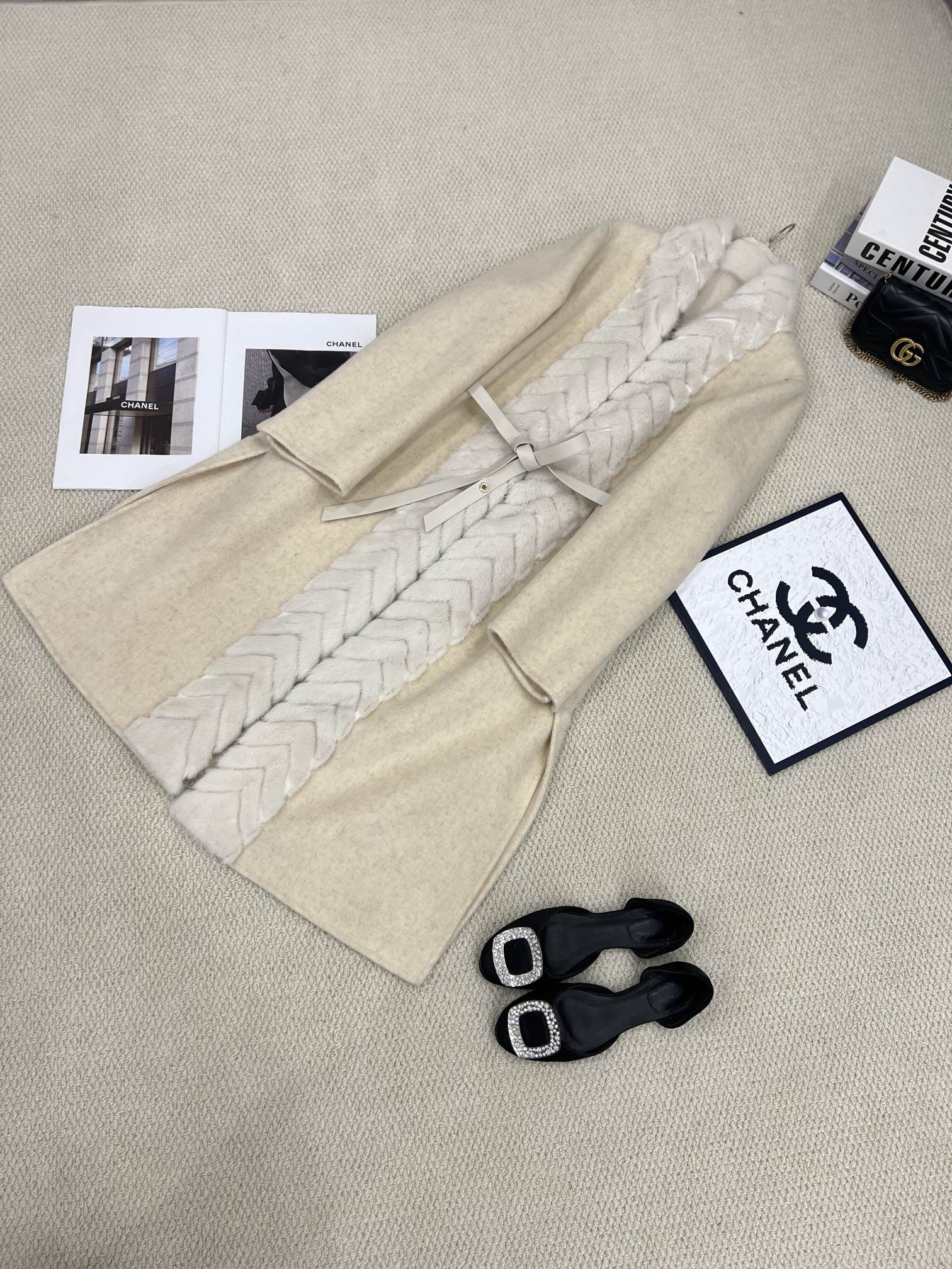 NO:637035,Autumn and winter classic popular mink fur collar placket coat. The mixed beige details invite you to appreciate it. It is made of imported Australian wool fabrics. The style is Albaka. It feels soft and comfortable. It is more suitable for the original H-shaped loose silhouette. The three-dimensional tailoring design. The length of the mid-length does not appear to be procrastinating. It is matched with the placket herringbone slit process and fixed-dyed mink. The hair needles are short and thick~ The side slits of the body make it slim and slim.  Own LP brand high-end ready-to-wear texture, women's clothing, loro piana, alexander wang19860909秋冬经典爆款门襟水貂毛领大衣 混米色细节邀您鉴赏 选用进口澳毛面料 风格为阿尔巴卡观感 手感柔软舒适 更贴合原版 H型宽松的廓形立体剪裁设计 中长款长度不显拖沓 搭配门襟人字开条工艺定色定染水貂 毛针细短浓密～ 衣身侧边开叉 显瘦修身 自带LP品牌高定成衣质感,女装,loro piana,alexander wang,Women's clothing