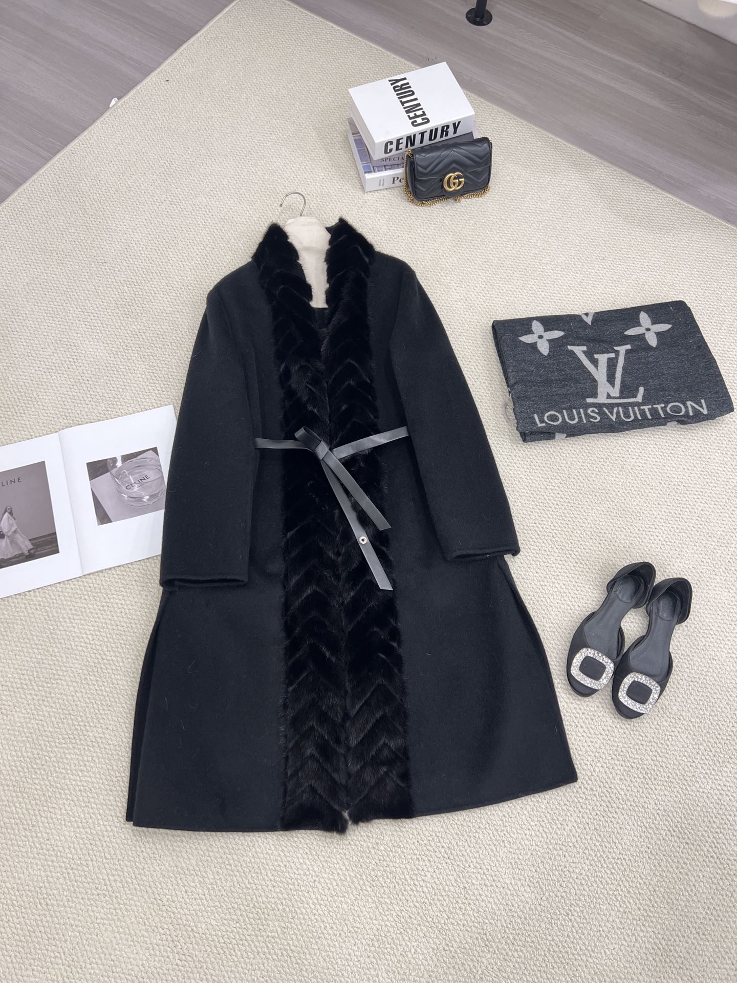 NO:637052,Autumn and winter classic popular mink fur collar placket coat. You are invited to appreciate the noble black details. It is made of imported Australian wool fabrics. The style is Albaka. It feels soft and comfortable. It is more suitable for the original H-shaped loose silhouette. The three-dimensional tailoring design. The length of the mid-length does not appear to be procrastinating. It is matched with the placket herringbone slit process and fixed-dyed mink. The hair needles are short and thick~ The side slits of the body make it slim and slim.  Own LP brand high-end ready-to-wear texture, women's clothing, loro piana, alexander wang19860909秋冬经典爆款门襟水貂毛领大衣 高贵黑细节邀您鉴赏 选用进口澳毛面料 风格为阿尔巴卡观感 手感柔软舒适 更贴合原版 H型宽松的廓形立体剪裁设计 中长款长度不显拖沓 搭配门襟人字开条工艺定色定染水貂 毛针细短浓密～ 衣身侧边开叉 显瘦修身 自带LP品牌高定成衣质感,女装,loro piana,alexander wang,Women's clothing