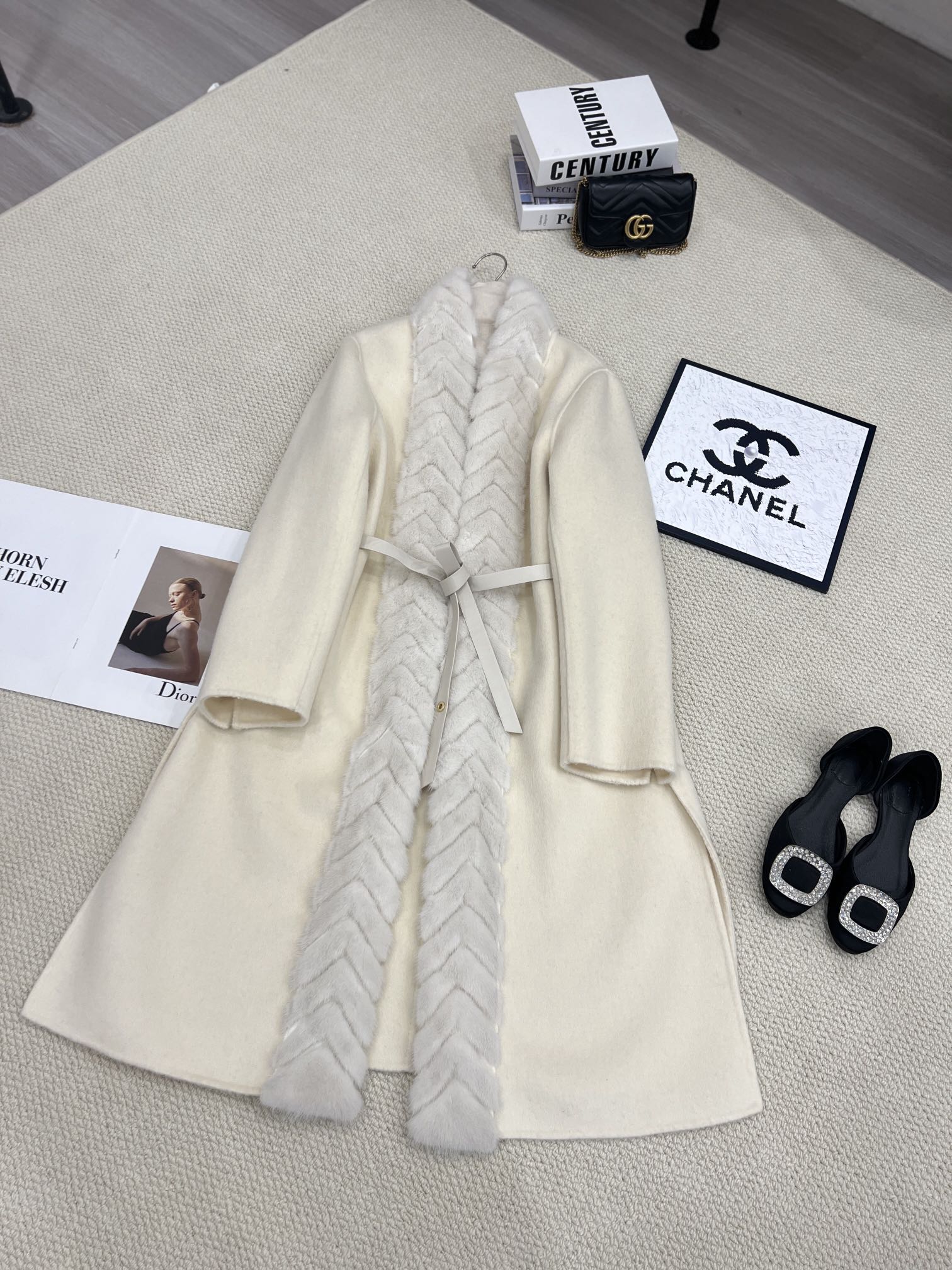 NO:636943,Autumn and winter classic popular mink fur collar placket coat. You are invited to appreciate the milky white details. It is made of imported Australian wool fabric. The style is Albaka. It feels soft and comfortable. It is more suitable for the original H-shaped loose silhouette and three-dimensional tailoring design. The length of the mid-length model does not appear to be procrastinating. It is matched with the placket herringbone slit process to fix and dye mink. The hair needles are short and dense~ The side slits of the body make it slim and slim.  Own LP brand high-end ready-to-wear texture, women's clothing, loro piana, alexander wang19860909秋冬经典爆款门襟水貂毛领大衣 奶白色细节邀您鉴赏 选用进口澳毛面料 风格为阿尔巴卡观感 手感柔软舒适 更贴合原版 H型宽松的廓形立体剪裁设计 中长款长度不显拖沓 搭配门襟人字开条工艺定色定染水貂 毛针细短浓密～ 衣身侧边开叉 显瘦修身 自带LP品牌高定成衣质感,女装,loro piana,alexander wang,Women's clothing