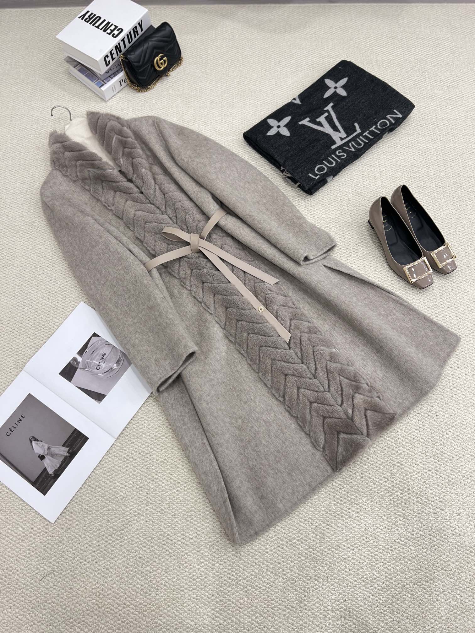 NO:637050,Autumn and winter classic popular mink fur collar placket coat. The gray brown details invite you to appreciate it. It is made of imported Australian wool fabric. The style is Albaka. It feels soft and comfortable. It is more suitable for the original H-shaped loose silhouette and three-dimensional tailoring design. The length of the mid-length does not appear to be procrastinating. It is matched with the placket herringbone slit process and imported silver and blue natural mink. The hair needles are short and thick~ The side slits of the body make it appear slim and slim.  Own LP brand high-end ready-to-wear texture, women's clothing, loro piana, alexander wang19860909秋冬经典爆款门襟水貂毛领大衣 灰咖色细节邀您鉴赏 选用进口澳毛面料 风格为阿尔巴卡观感 手感柔软舒适 更贴合原版 H型宽松的廓形立体剪裁设计 中长款长度不显拖沓 搭配门襟人字开条工艺进口银蓝本色水貂 毛针细短浓密～ 衣身侧边开叉 显瘦修身 自带LP品牌高定成衣质感,女装,loro piana,alexander wang,Women's clothing