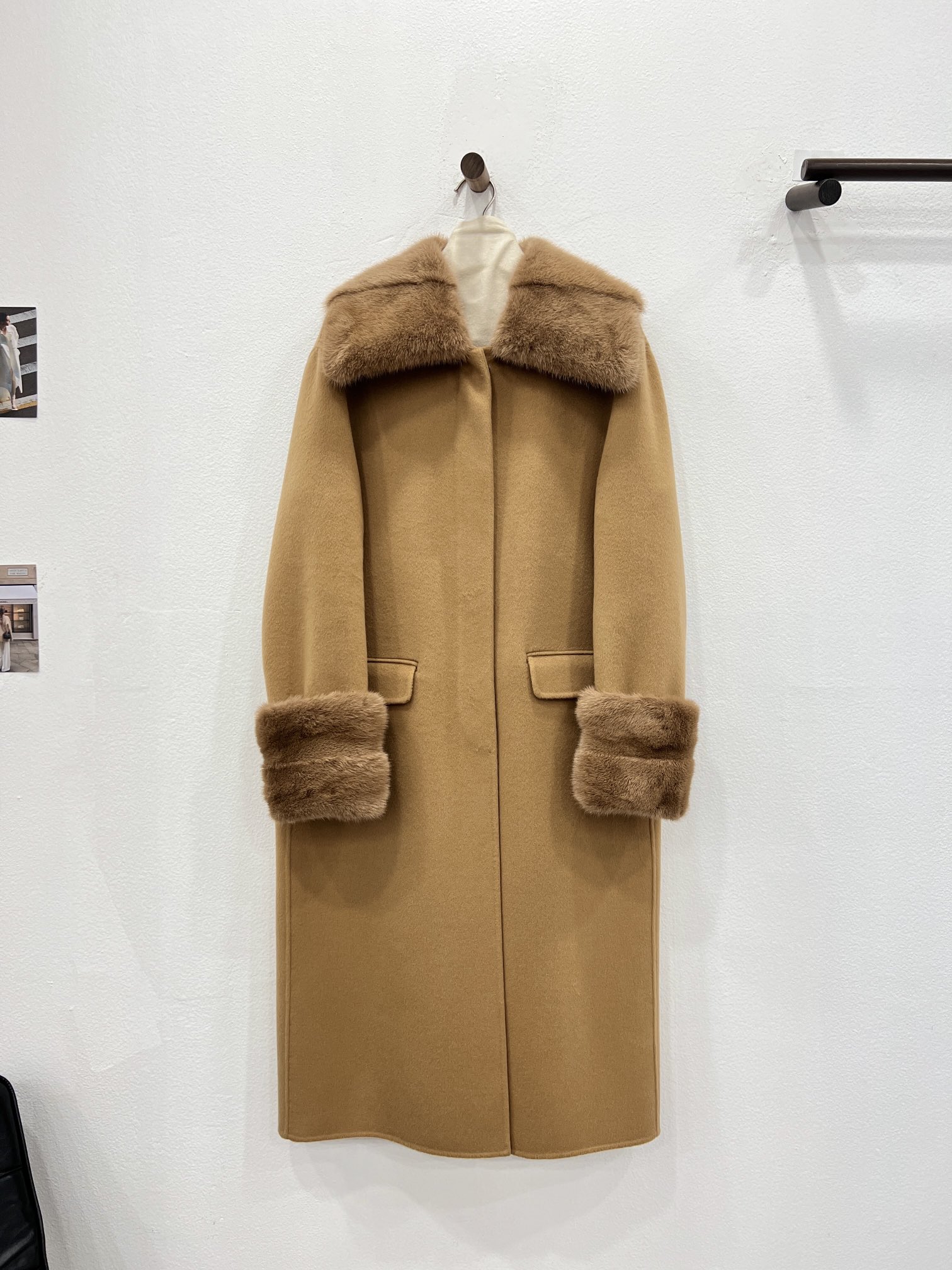 NO:636987,New in 2025, the detachable mink cashmere coat invites you to appreciate the classic camel details. The classic camel upper body is more noble. It is paired with a brown custom-dyed mink fur collar, which adds a dignified atmosphere. The mink fur collar on the collar and sleeves can be detached. Suitable for various occasions. It can be luxurious or low-key. The inner pockets are hemmed. You can see the exquisite details, women's clothing, alexander wang198609092025年度新款 可拆卸水貂羊绒大衣 经典驼细节邀您鉴赏 经典驼色上身更显贵气十足 搭配褐色系定染水貂毛领 多了一份端庄大气 领口袖边水貂毛领均可脱卸 符合各种场合 可奢华可低调 内里口袋包边 看得到精致细节,女装,alexander wang,Women's clothing