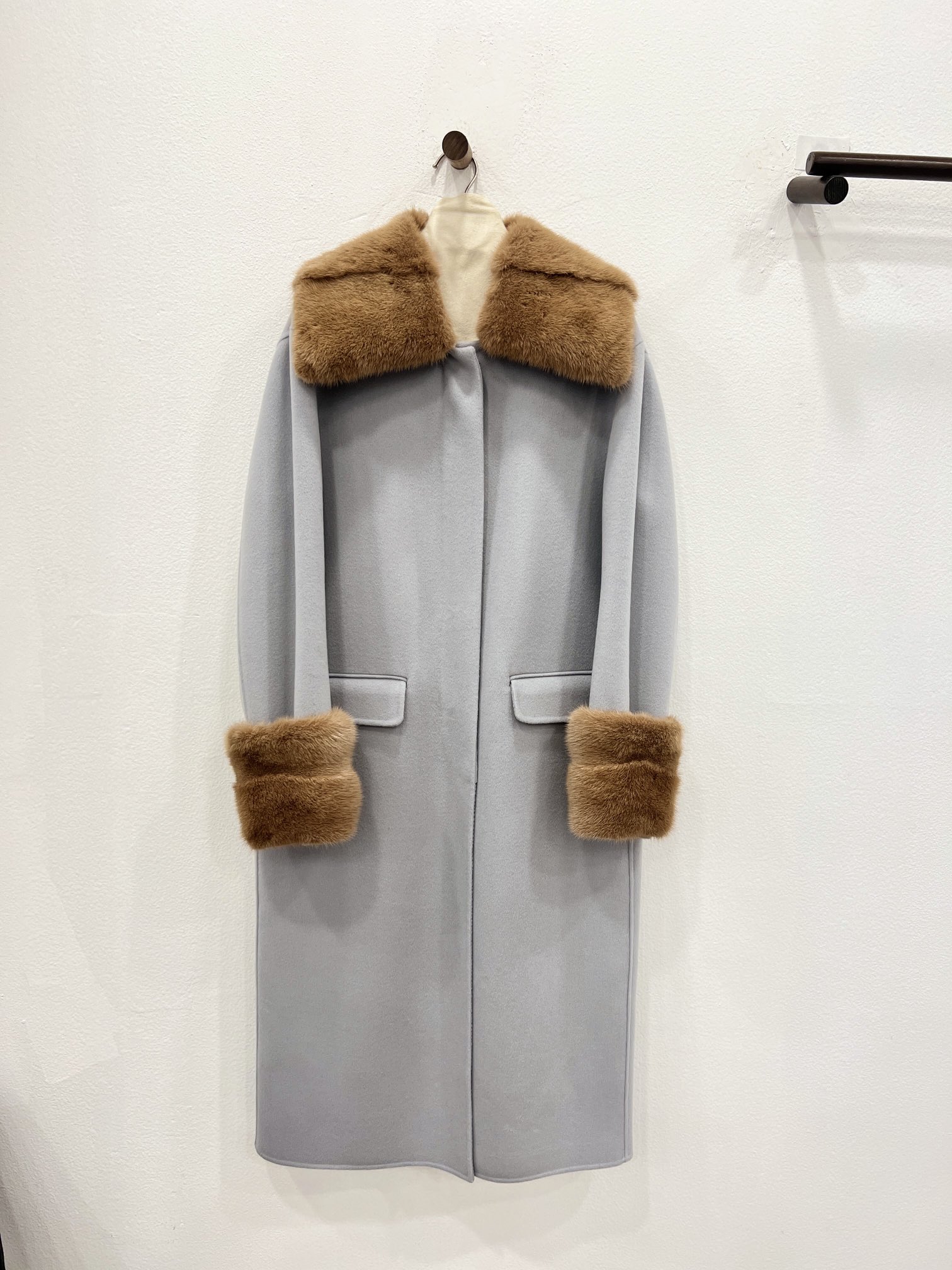 NO:636985,New for 2025, the detachable mink cashmere coat invites you to appreciate the blue and gray details. The specific blue and gray color looks fresh and elegant in winter. It is paired with a brown custom-dyed mink fur collar for an extra dignified atmosphere. The mink fur collar on the collar and sleeves can be detached. Suitable for various occasions. It can be luxurious or low-key, women's clothing, alexander wang198609092025年度新款 可拆卸水貂羊绒大衣 蓝灰色细节邀您鉴赏 特定蓝灰色色系在冬日里显得清新优雅 搭配褐色系定染水貂毛领 多了一份端庄大气 领口袖边水貂毛领均可脱卸 符合各种场合 可奢华可低调,女装,alexander wang,Women's clothing