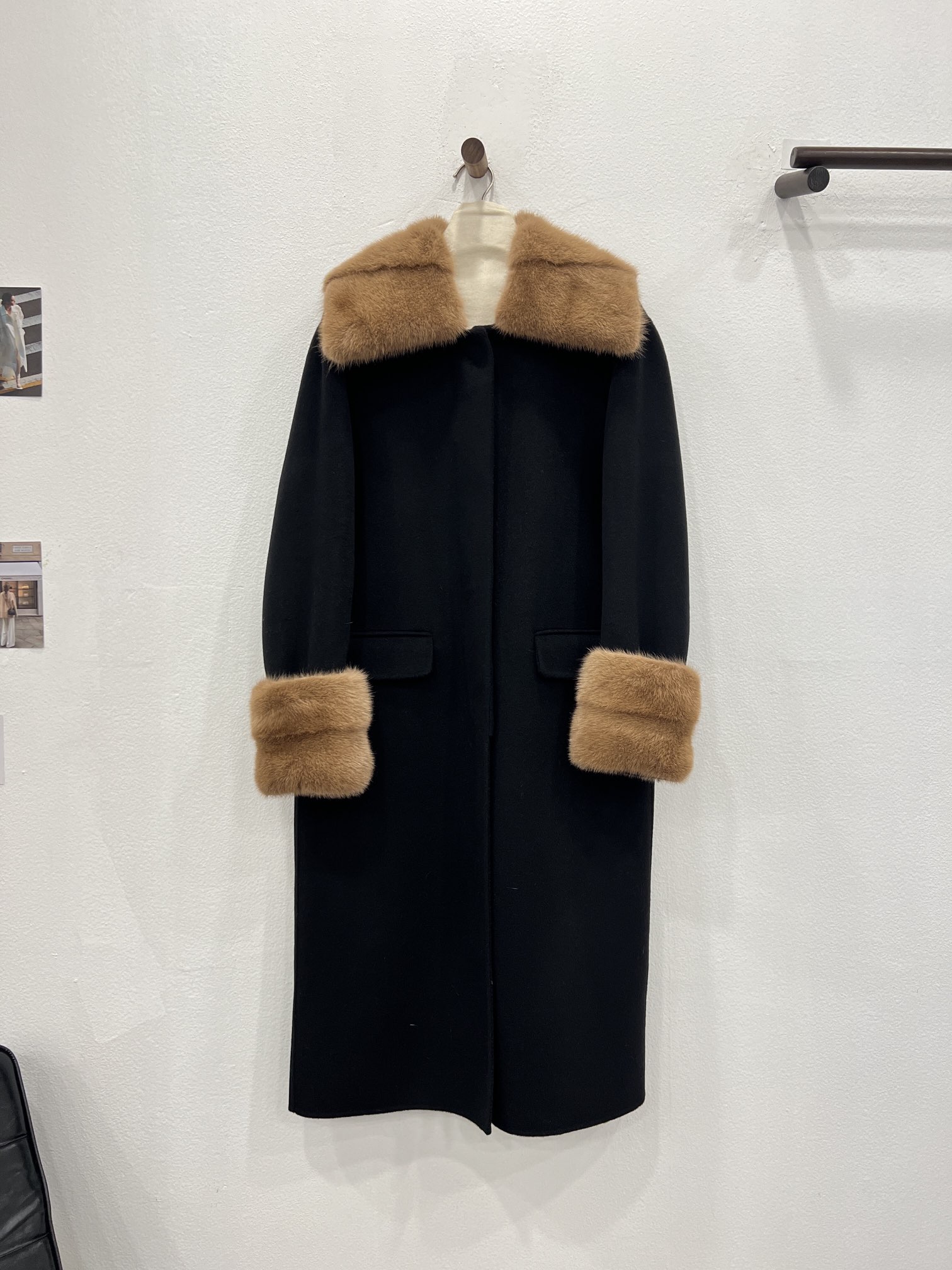 NO:637002,New for 2025, the detachable mink cashmere coat invites you to appreciate the elegant black details. The nobility of the black series is simply unshakable. It is paired with a brown custom-dyed mink fur collar. The mink fur collar on the collar and sleeves is removable. Suitable for various occasions. It can be luxurious or low-key, women's clothing, alexander wang198609092025年度新款 可拆卸水貂羊绒大衣 典雅黑细节邀您鉴赏 黑色系的贵气地位简直无可撼动 搭配褐色系定染水貂毛领 领口袖边水貂毛领均可脱卸 符合各种场合 可奢华可低调,女装,alexander wang,Women's clothing