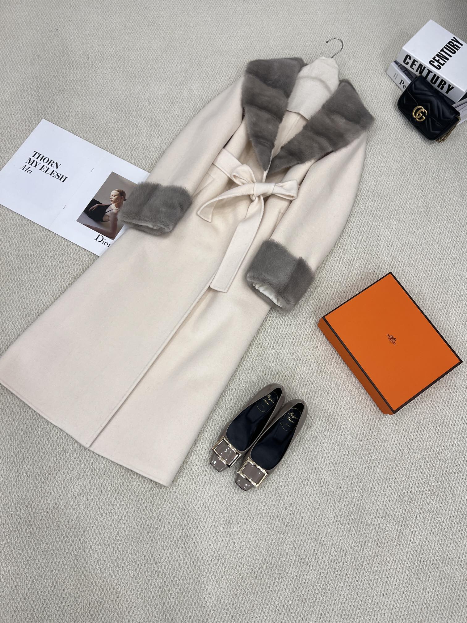 NO:636949,The new autumn and winter high-definition mink fur collar cashmere coat invites you to appreciate the off-white details. It is made of imported cashmere and Australian virgin sheep wool blended fabrics. It feels soft, delicate and skin-friendly. It is paired with an undyed natural rare primary color mink fur collar. The mink lapel design has a sense of visual extension. It comes with a 'face-slimming' filter, which can also modify the neck and body lines. The luxurious horizontal row of imported mink fur collar highlights the noble temperament and also makes the ready-to-wear style richer and more three-dimensional.  Create an elegant and noble female image, women's clothing, alexander wang19860909秋冬新款 高定水貂毛领羊绒大衣 米白色细节邀您鉴赏 选用进口开司米山羊绒以及澳洲初剪绵羊毛混纺面料 手感柔软细腻亲肤 搭配未经染色的天然稀有原色水貂毛领 具有视觉延伸感的水貂大翻领设计 自带“瘦脸”滤镜,还能修饰脖颈与身形线条 奢华横排进口整貂毛领袖口彰显尊贵气质 也让成衣造型更丰富更有立体感 打造优雅矜贵的女性形象,女装,alexander wang,Women's clothing