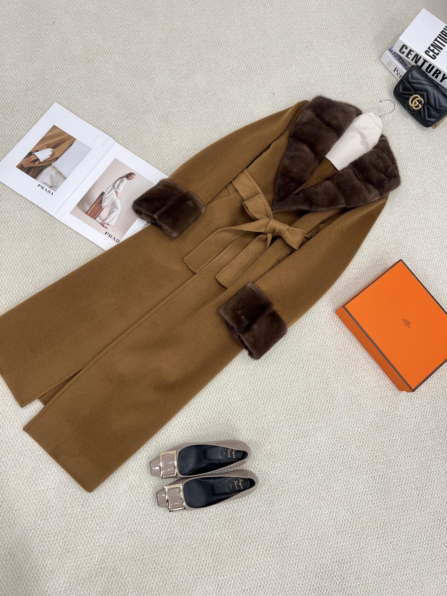 NO:637057,New autumn and winter style high-definition mink fur collar cashmere coat. Camel brown details invite you to appreciate it. It is made of imported cashmere and Australian virgin sheep wool blended fabrics. It feels soft, delicate and skin-friendly. It is paired with an undyed natural rare primary color mink fur collar. The mink lapel design has a sense of visual extension. It comes with a 'face-slimming' filter, which can also modify the neck and body lines. The luxurious horizontal row of imported mink fur collar highlights the noble temperament and also makes the ready-to-wear style richer and more three-dimensional.  Create an elegant and noble female image, women's clothing, alexander wang19860909秋冬新款 高定水貂毛领羊绒大衣 驼棕色细节邀您鉴赏 选用进口开司米山羊绒以及澳洲初剪绵羊毛混纺面料 手感柔软细腻亲肤 搭配未经染色的天然稀有原色水貂毛领 具有视觉延伸感的水貂大翻领设计 自带“瘦脸”滤镜,还能修饰脖颈与身形线条 奢华横排进口整貂毛领袖口彰显尊贵气质 也让成衣造型更丰富更有立体感 打造优雅矜贵的女性形象,女装,alexander wang,Women's clothing