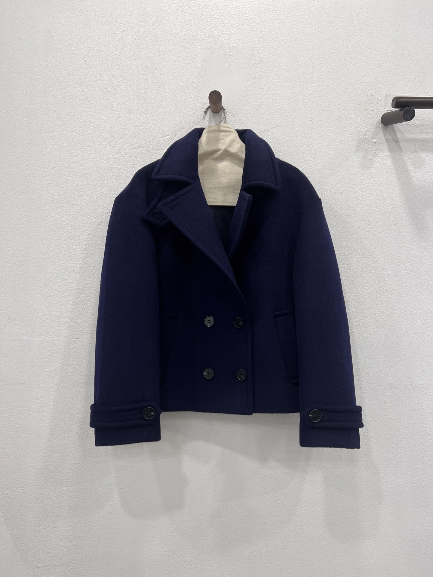 NO:662622,New autumn and winter new styles, short coat with detachable scarf. Midnight blue details invite you to appreciate it. It is on sale simultaneously on the official website. 2W+ is made of imported Australian virgin sheep wool fabric, which is more comfortable and warmer. The scarf design is more wearable in autumn and winter, allowing the neck to feel the warmth in winter. The short design makes the upper body more crisp and neat. It does not matter your height ~, women's clothing,  19860909秋冬新款上新 围脖可拆卸短款大衣 午夜蓝细节邀您鉴赏 官网同步在售 2W+ 选用进口澳洲初剪绵羊毛面料贴身更舒服更温暖 围脖设计在秋冬实穿性更高 让冬天脖颈也能感受温暖温度 短款的设计上身更干脆利落 不挑身高～,女装, ,Women's clothing