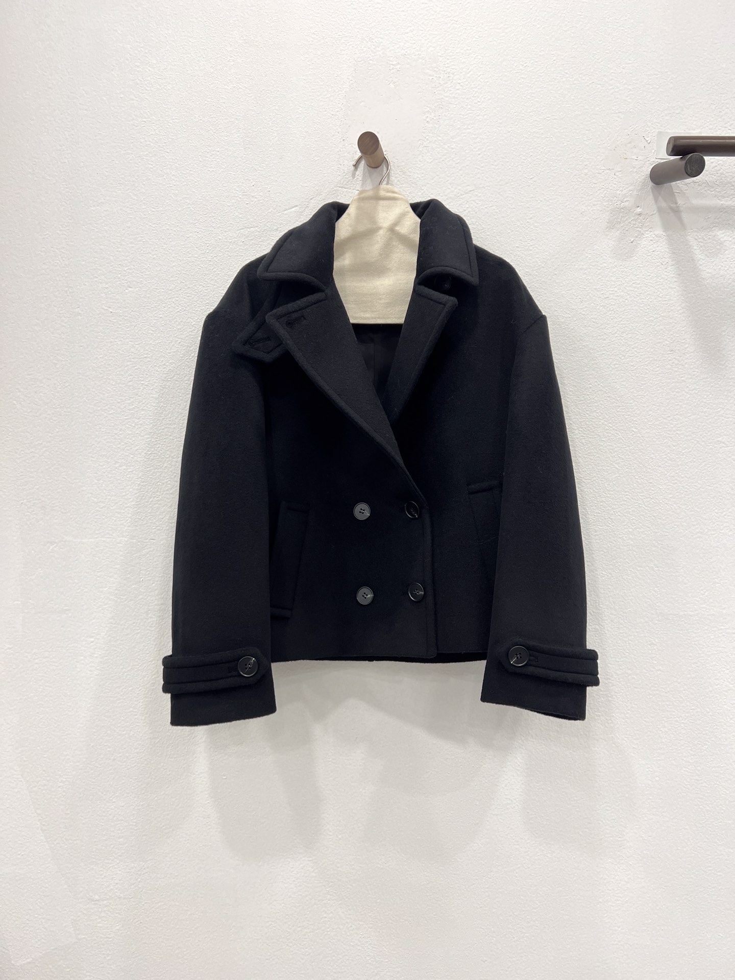 NO:662626,New autumn and winter new style. Short coat with detachable scarf. Cool black details invite you to appreciate it. It is on sale simultaneously on the official website. 2W+ is made of imported Australian virgin sheep wool fabric, which is more comfortable and warmer. The scarf design is more wearable in autumn and winter, allowing the neck to feel the warmth in winter. The short design makes the upper body more crisp and neat. It does not matter your height ~, women's clothing,  19860909秋冬新款上新 围脖可拆卸短款大衣 酷黑色细节邀您鉴赏 官网同步在售 2W+ 选用进口澳洲初剪绵羊毛面料贴身更舒服更温暖 围脖设计在秋冬实穿性更高 让冬天脖颈也能感受温暖温度 短款的设计上身更干脆利落 不挑身高～,女装, ,Women's clothing