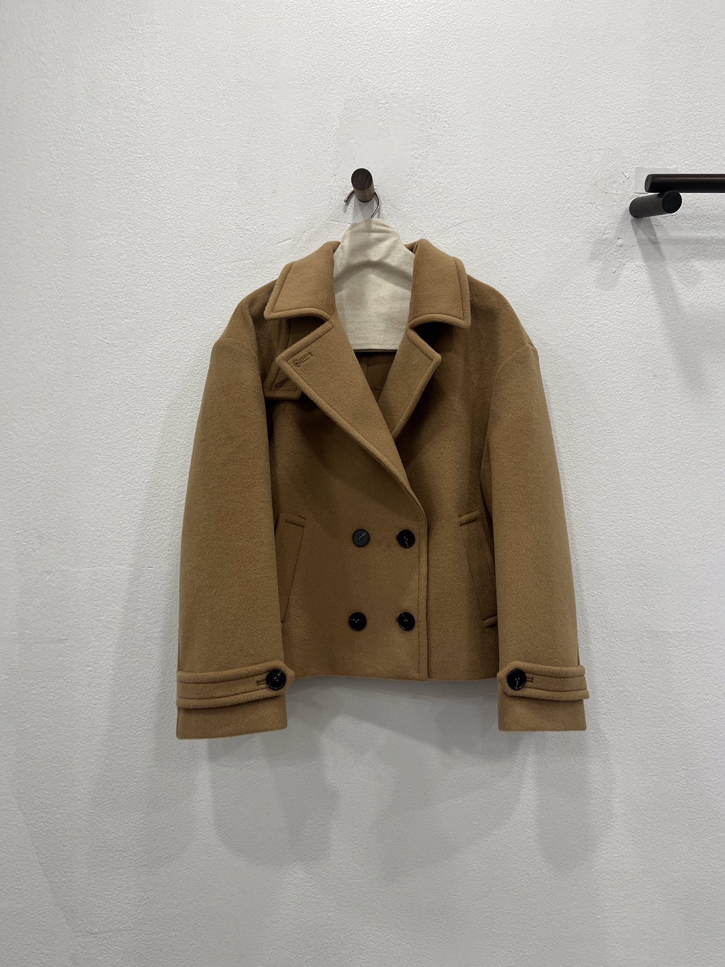 NO:662630,New autumn and winter new style, detachable short coat with scarf, now on sale on the official website. 2W+. Made of imported Australian virgin sheep wool fabric, which is more comfortable and warmer. The scarf design is more wearable in autumn and winter, allowing the neck to feel the warmth in winter. The short design makes the upper body more crisp and neat. It doesn’t matter your height~, women’s clothing,  19860909秋冬新款上新 围脖可拆卸短款大衣 官网同步在售 2W+ 选用进口澳洲初剪绵羊毛面料贴身更舒服更温暖 围脖设计在秋冬实穿性更高 让冬天脖颈也能感受温暖温度 短款的设计上身更干脆利落 不挑身高～,女装, ,Women's clothing