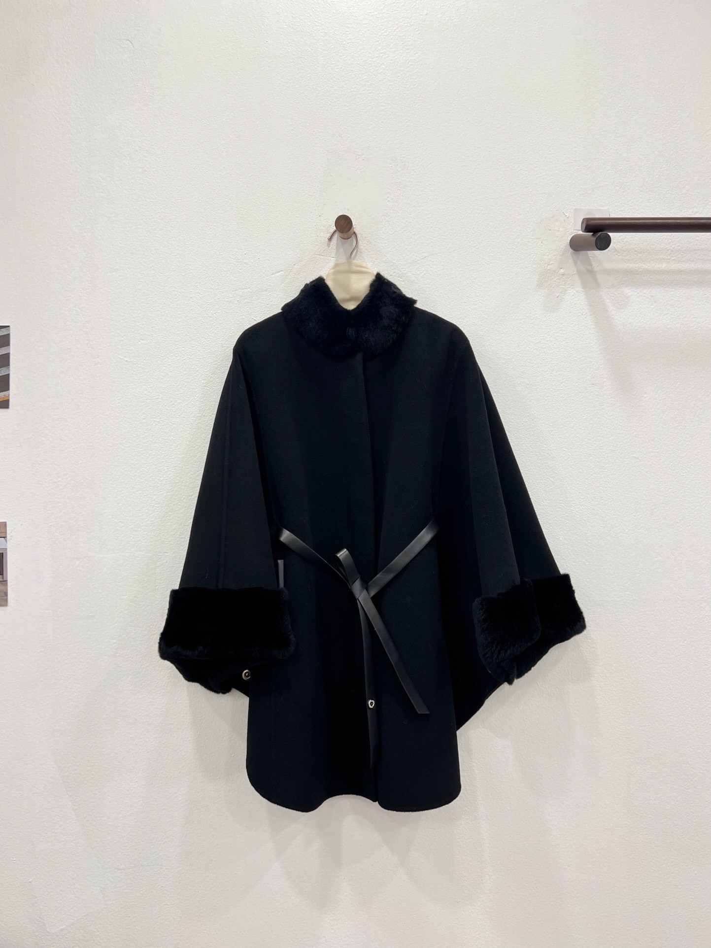 NO:636992,The classic hot-selling Rex Rabbit and Chinchilla fur collar cape. Elegant black details invite you to appreciate it. Three-dimensional tailoring cape design with imported Rex rabbit custom-dyed chinchilla fur collar. Full set of molded custom hardware. Full of details. Graceful and luxurious without being tacky and old-fashioned. Women's clothing, alexander wang19860909经典爆款獭兔龙猫毛领斗篷 典雅黑细节邀您鉴赏 立体剪裁斗篷设计配上进口獭兔定染龙猫毛领 全套开模定制五金 细节满满 雍容华贵又不限俗气老土,女装,alexander wang,Women's clothing