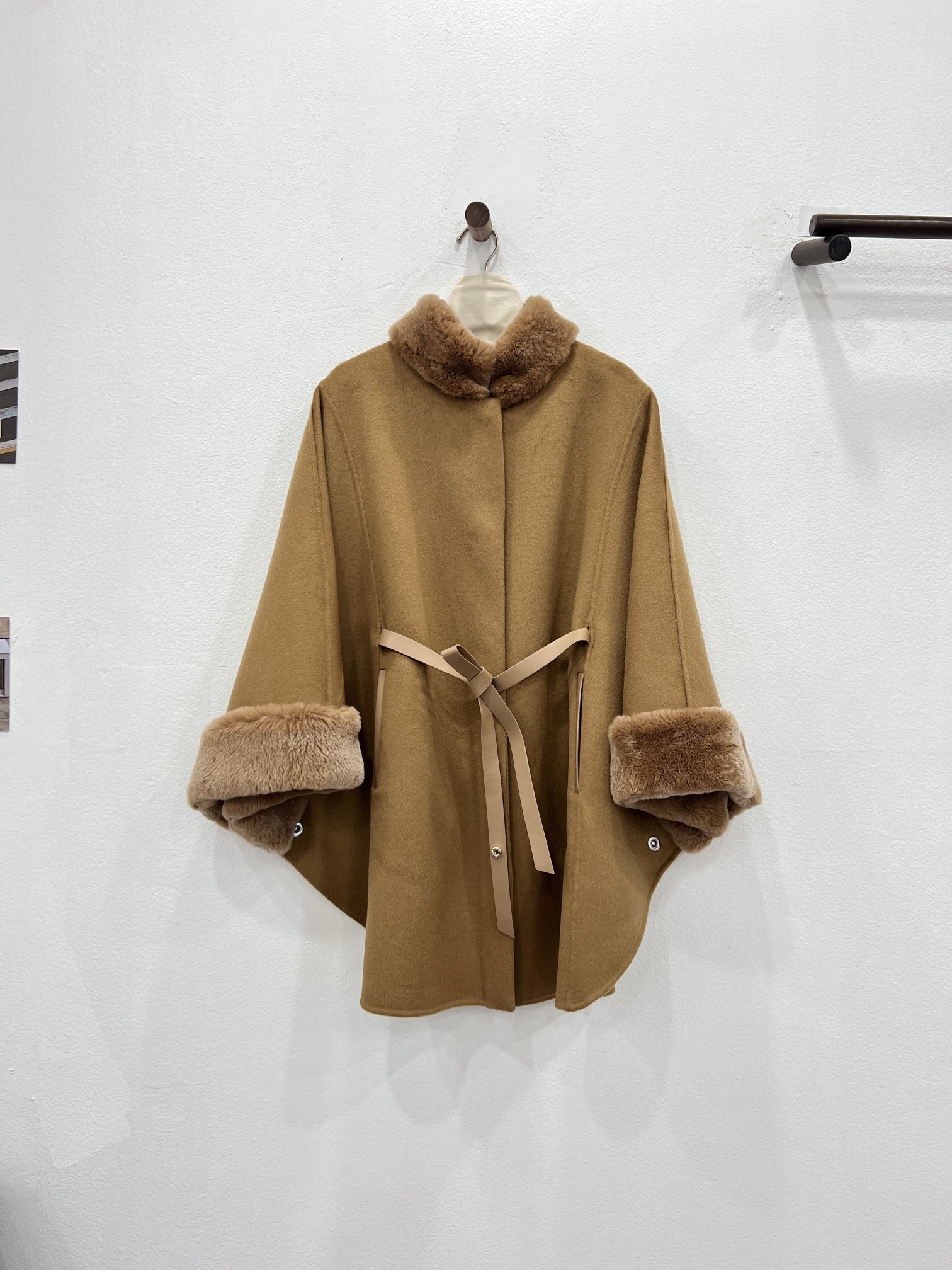 NO:636994,The classic hot-selling Rex Rabbit and Chinchilla fur collar cape. Caramel color details invite you to appreciate it. The three-dimensional tailoring cape design is matched with imported Rex rabbit custom-dyed chinchilla fur collar. A full set of molded custom hardware. Full of details. It is elegant and luxurious without being tacky and old-fashioned. Women's clothing, alexander wang19860909经典爆款獭兔龙猫毛领斗篷 焦糖色细节邀您鉴赏 立体剪裁斗篷设计配上进口獭兔定染龙猫毛领 全套开模定制五金 细节满满 雍容华贵又不限俗气老土,女装,alexander wang,Women's clothing