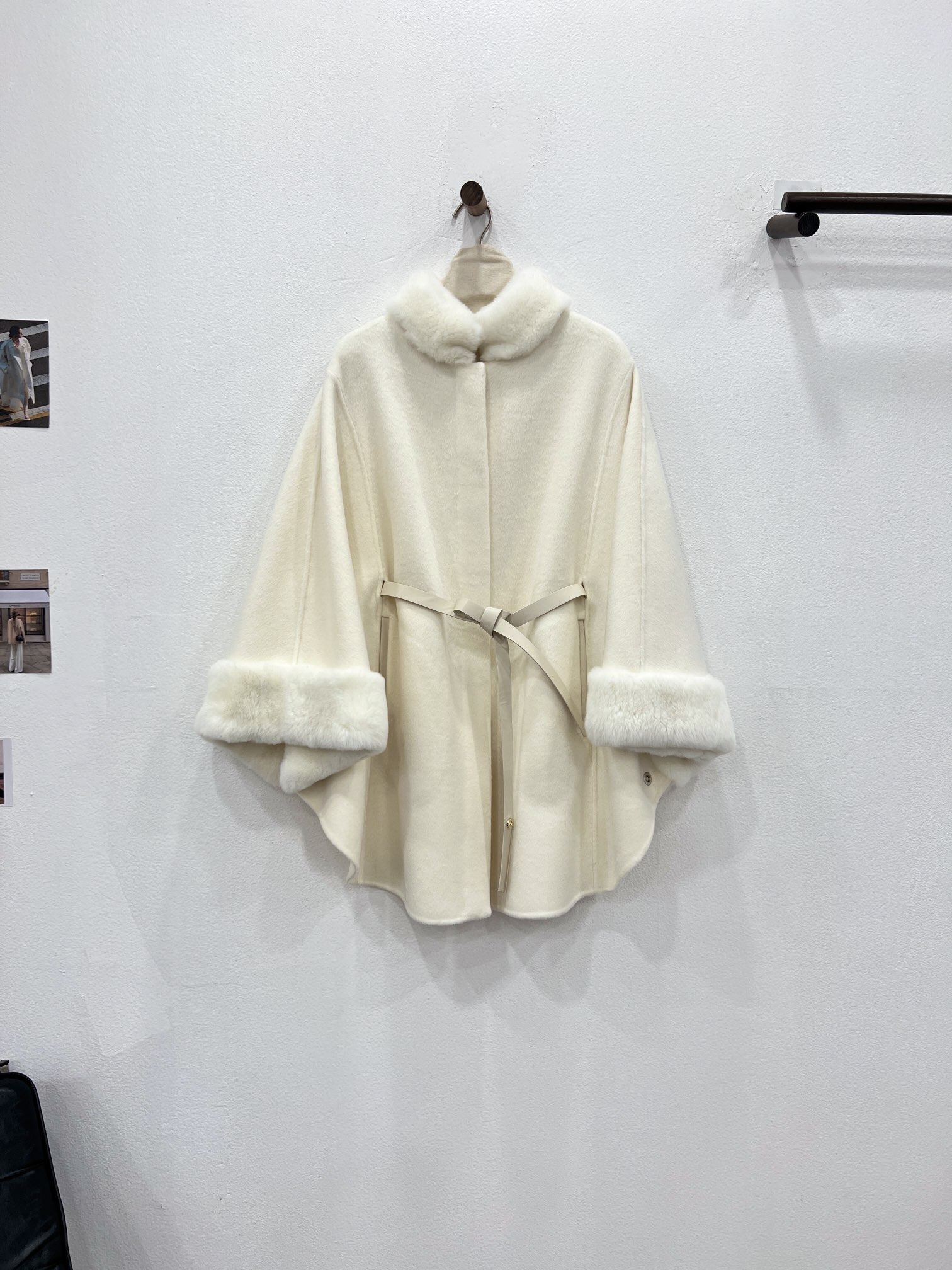 NO:636996,The classic popular Rex Rabbit and Chinchilla fur collar cape. Cream white details invite you to appreciate it. Three-dimensional tailoring cape design with imported Rex rabbit custom-dyed chinchilla fur collar. Full set of molded custom hardware. Full of details. Graceful and luxurious without being tacky and old-fashioned. Women's clothing, alexander wang19860909经典爆款獭兔龙猫毛领斗篷 奶油白细节邀您鉴赏 立体剪裁斗篷设计配上进口獭兔定染龙猫毛领 全套开模定制五金 细节满满 雍容华贵又不限俗气老土,女装,alexander wang,Women's clothing