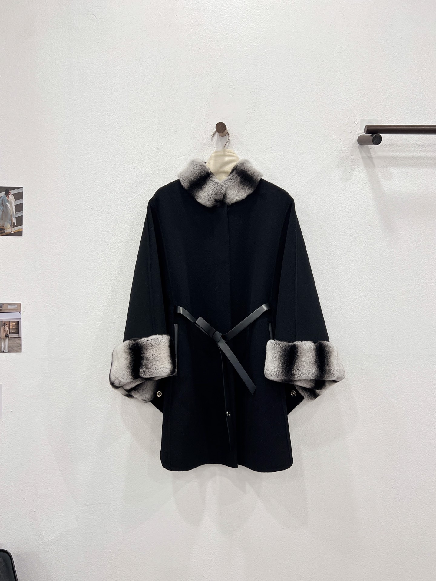 NO:636988,The classic hot-selling Rex Rabbit Chinchilla fur collar cape. The elegant black chinchilla color fur collar details invite you to appreciate the three-dimensional tailoring cape design with imported Rex Rabbit custom-dyed chinchilla fur collar. A full set of molded and customized hardware. Full of details. Graceful and luxurious without being tacky and old-fashioned. Women's clothing, alexander wang19860909经典爆款獭兔龙猫毛领斗篷 典雅黑龙猫色系毛领细节邀您鉴赏 立体剪裁斗篷设计配上进口獭兔定染龙猫毛领 全套开模定制五金 细节满满 雍容华贵又不限俗气老土,女装,alexander wang,Women's clothing