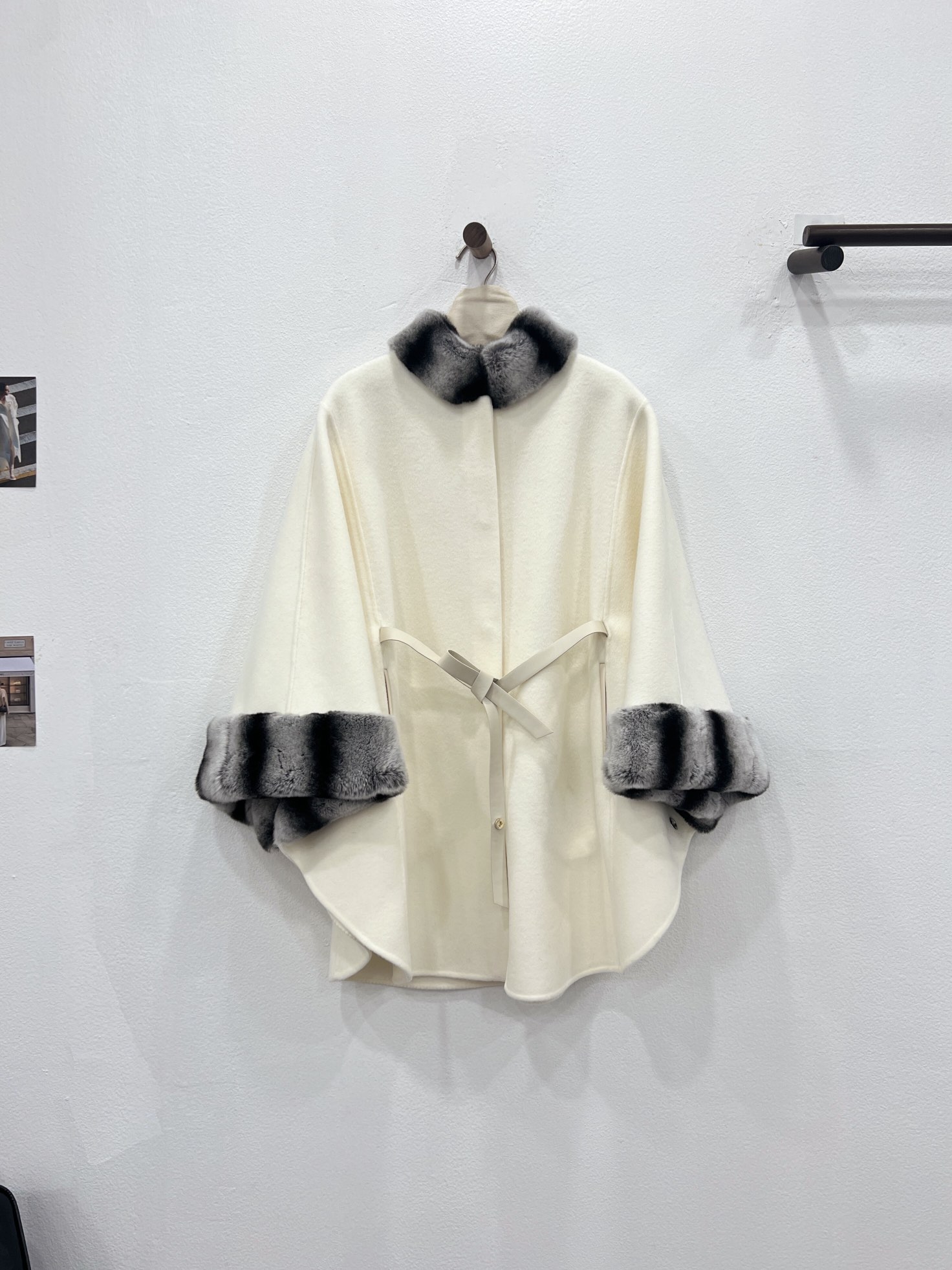 NO:636990,The classic hot-selling Rex Rabbit Chinchilla fur collar cape. Cream white chinchilla color fur collar details invite you to appreciate. Three-dimensional tailoring cape design with imported Rex rabbit custom-dyed chinchilla fur collar. Full set of molded custom hardware. Full of details. Graceful and luxurious without being tacky and old-fashioned. Women's clothing, alexander wang19860909经典爆款獭兔龙猫毛领斗篷 奶油白龙猫色系毛领细节邀您鉴赏 立体剪裁斗篷设计配上进口獭兔定染龙猫毛领 全套开模定制五金 细节满满 雍容华贵又不限俗气老土,女装,alexander wang,Women's clothing