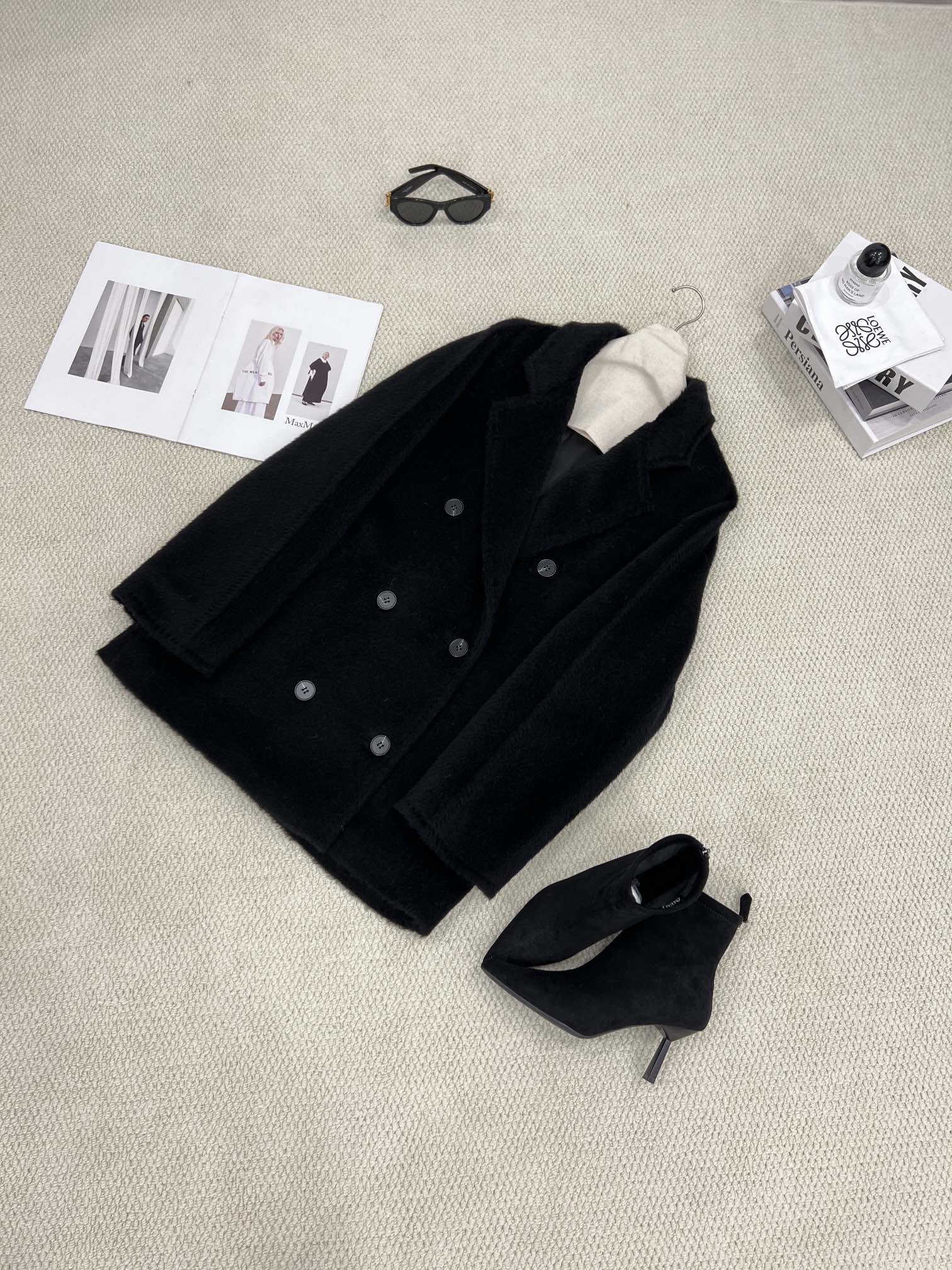 NO:637073,Supreme VIP Special Offer 101801 Short Suli Coat [Classic Black Details Invite You to Appreciate] The Supreme VIP Coat can only be purchased with an annual consumption of one million or more. It uses fabrics containing alpaca hair from the world's top brands, such as,,,, etc., which often use alpaca hair. The unique fabric has a unique feel, has a plush feel, is light and warm, has good breathability, and suits every aspect of you.  Give you all-round thoughtfulness and comfort, Maxmara-clothing, alexander wang19860909至尊VIP特供款 101801短款苏力大衣【经典黑细节邀您鉴赏】 只有年消费百万级别以上才能达到购买资格的至尊VIP大衣 选用世界顶级品牌、、、、等都会经常用到含羊驼毛的面料. 独特的面料所出来的独一份的手感 自带绒毛感 又轻又保暖 透气性佳 符合你的每一面 给到你面面俱到的贴心舒适,麦丝玛拉-服装,alexander wang,Women's clothing