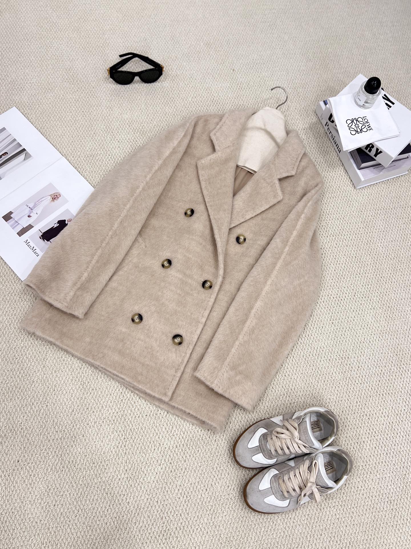 NO:637079,Supreme VIP Special Offer 101801 Short Suli Coat [Oatmeal color details invite you to appreciate] Supreme VIP coat that can only be purchased with an annual consumption of one million or more. It uses fabrics containing alpaca hair from the world's top brands, such as,,,, etc., which often use alpaca hair. The unique fabric has a unique feel, has a plush feel, is light and warm, has good breathability, and suits every aspect of you.  Give you all-round thoughtfulness and comfort, Maxmara-clothing, alexander wang19860909至尊VIP特供款 101801短款苏力大衣【燕麦色细节邀您鉴赏】 只有年消费百万级别以上才能达到购买资格的至尊VIP大衣 选用世界顶级品牌、、、、等都会经常用到含羊驼毛的面料. 独特的面料所出来的独一份的手感 自带绒毛感 又轻又保暖 透气性佳 符合你的每一面 给到你面面俱到的贴心舒适,麦丝玛拉-服装,alexander wang,Women's clothing