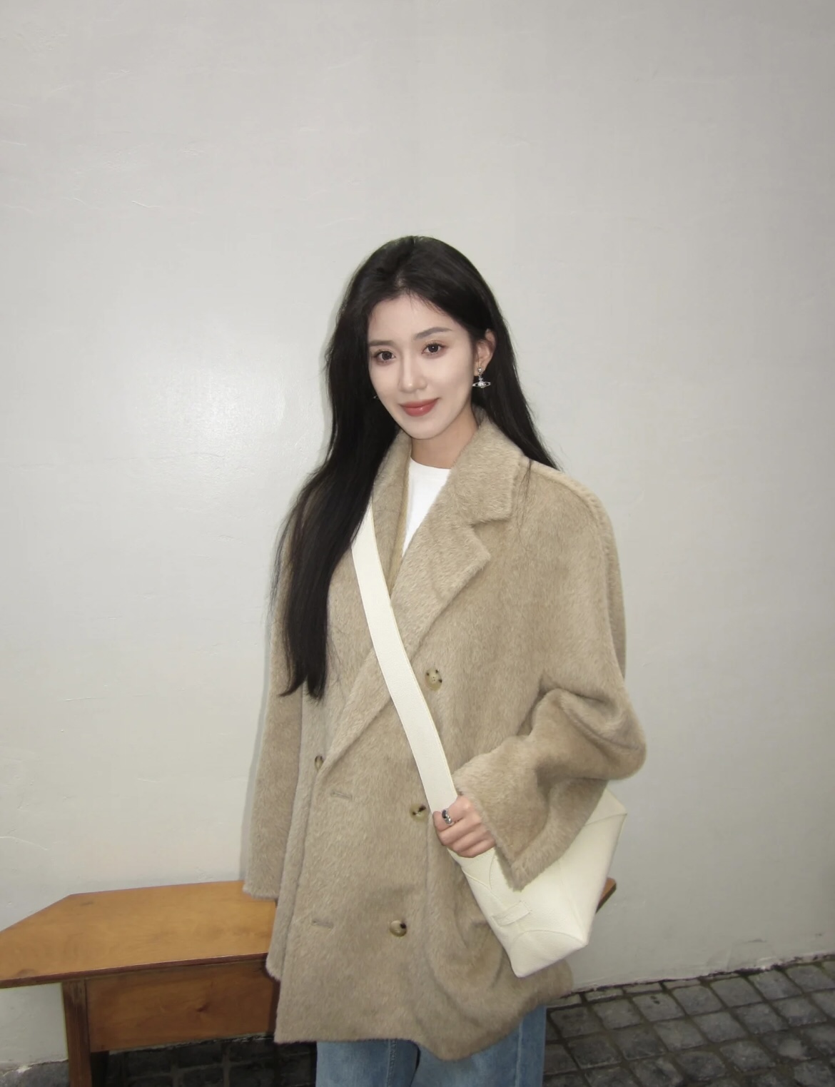 Blogger's top color mix creates diverse hues in various lights.-Big cat