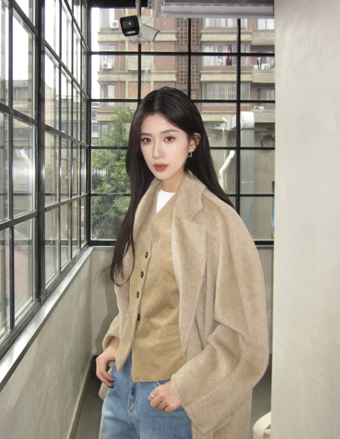 Blogger's top color mix creates diverse hues in various lights.-Big cat