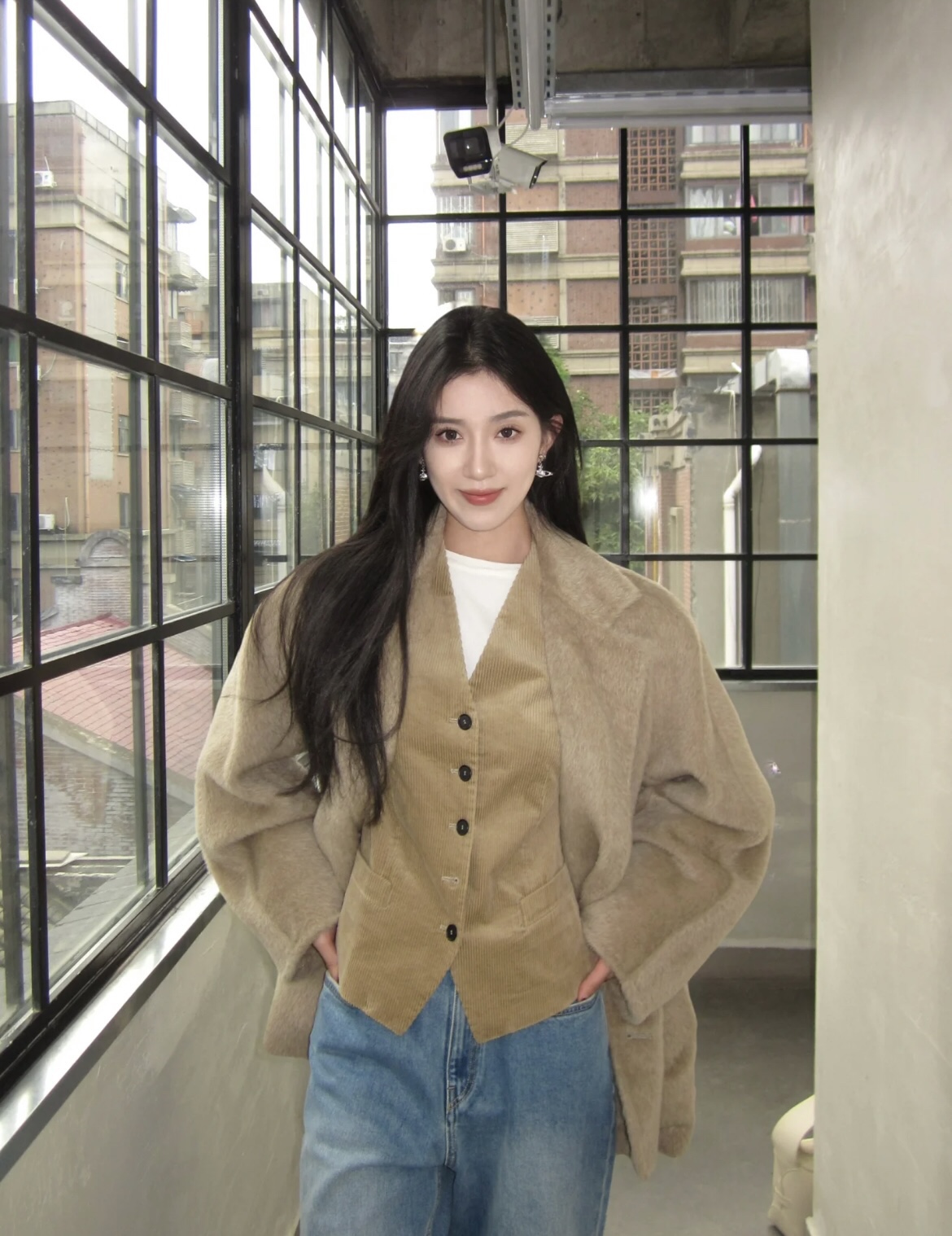 Blogger's top color mix creates diverse hues in various lights.-Big cat