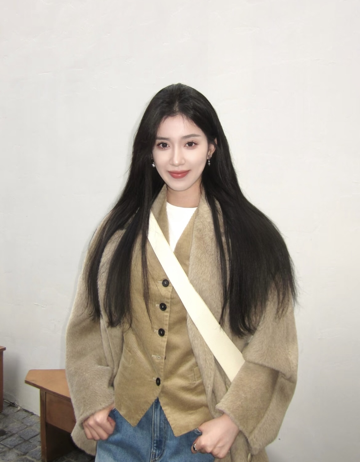 Blogger's top color mix creates diverse hues in various lights.-Big cat