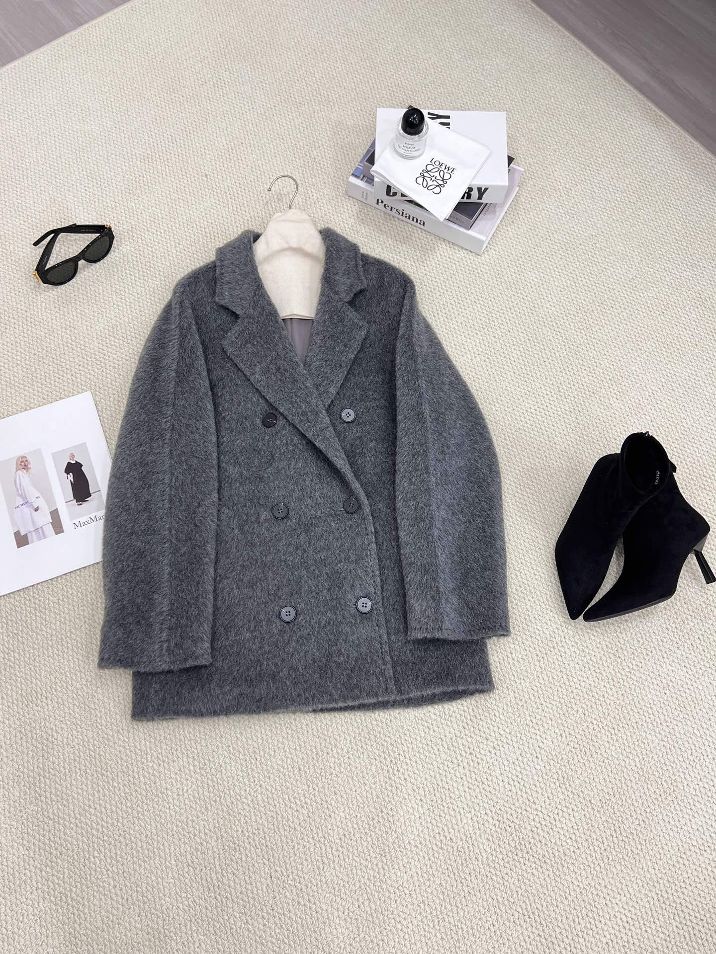 NO:637076,Supreme VIP Special Offer 101801 Short Suli Coat [Deep Space Gray Details Invite You to Appreciate] Supreme VIP Coat Only those with an annual consumption of one million or more can qualify for purchase. It uses fabrics containing alpaca hair from the world's top brands, such as,,,, etc., which often use alpaca hair. The unique fabric has a unique feel, has a plush feel, is light and warm, has good breathability, and suits every aspect of you.  Give you all-round thoughtfulness and comfort, Maxmara-clothing, alexander wang19860909至尊VIP特供款 101801短款苏力大衣【深空灰细节邀您鉴赏】 只有年消费百万级别以上才能达到购买资格的至尊VIP大衣 选用世界顶级品牌、、、、等都会经常用到含羊驼毛的面料. 独特的面料所出来的独一份的手感 自带绒毛感 又轻又保暖 透气性佳 符合你的每一面 给到你面面俱到的贴心舒适,麦丝玛拉-服装,alexander wang,Women's clothing