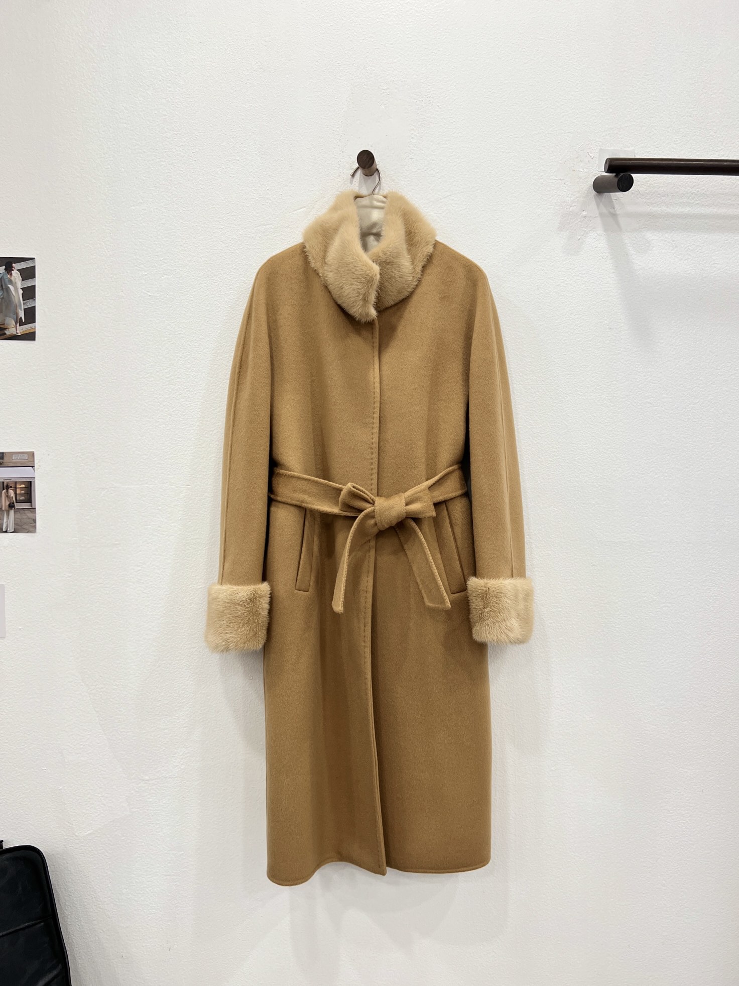 NO:636989,The new autumn and winter stand-up mink fur collar coat invites you to appreciate the classic camel details. It is made of imported cashmere and Australian wool blended fabrics. It feels soft and delicate against the skin. It is warm at your fingertips. It is matched with imported mink. It is fixed and dyed. The bottom velvet is thick and the hair needles are short. It contains a removable silk and cotton liner. You can still wear the coat easily this winter. Travel elegantly, women's clothing, alexander wang19860909秋冬新款立领水貂毛领大衣 经典驼细节邀您鉴赏 选用进口开司米山羊绒与澳毛混纺面料制成 手感柔软细腻贴肤 触手可及的温暖 搭配进口水貂 定色定染 底绒厚实 毛针细短 内含可脱卸蚕丝加棉内胆 这个冬天依旧能轻松穿着大衣 优雅出行,女装,alexander wang,Women's clothing