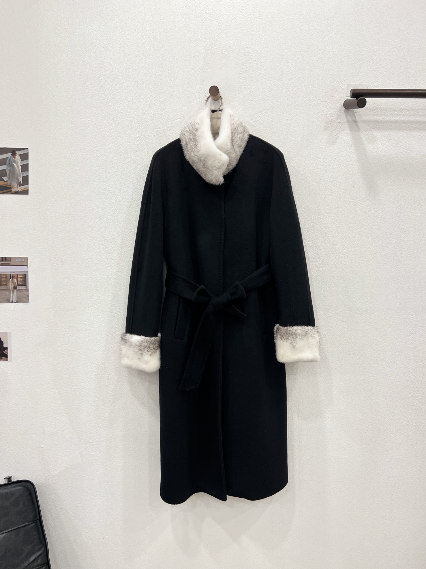 NO:636991,Autumn and winter new stand-up mink fur collar removable lining coat. Elegant black details invite you to appreciate it. Made of imported cashmere cashmere and Australian wool blended fabric. It feels soft and delicate against the skin. Warmth at your fingertips. It is paired with imported cross mink. The bottom velvet is thick. The hair needles are short and short. It contains removable silk and cotton lining. You can still wear the coat easily this winter. Travel elegantly, women's clothing, alexander wang19860909秋冬新款立领水貂毛领可脱卸内胆大衣 典雅黑细节邀您鉴赏 选用进口开司米山羊绒与澳毛混纺面料制成 手感柔软细腻贴肤 触手可及的温暖 搭配进口十字貂 底绒厚实 毛针细短 内含可脱卸蚕丝加棉内胆 这个冬天依旧能轻松穿着大衣 优雅出行,女装,alexander wang,Women's clothing